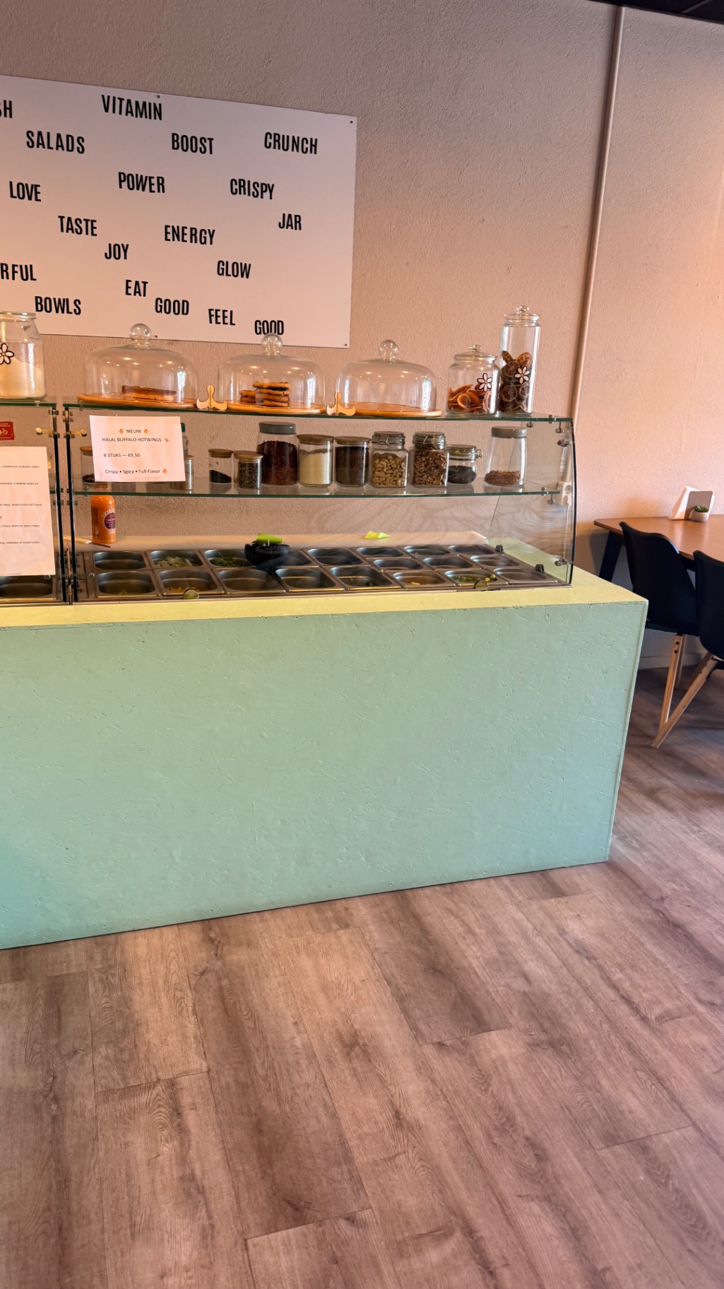 HEALTHY FOODCONCEPT TER OVERNAME IN HELLEVOETSLUIS – VOLLEDIG INGERICHT EN MET VASTE KLANTENKRING — foto 3 van 15