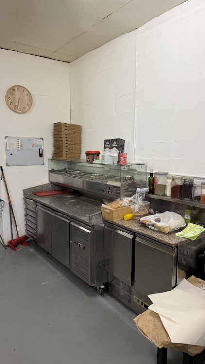 BEZORGRESTAURANT TER OVERNAME IN LIJNDEN – PIZZERIA MET COMPLETE KEUKEN — foto 2 van 3