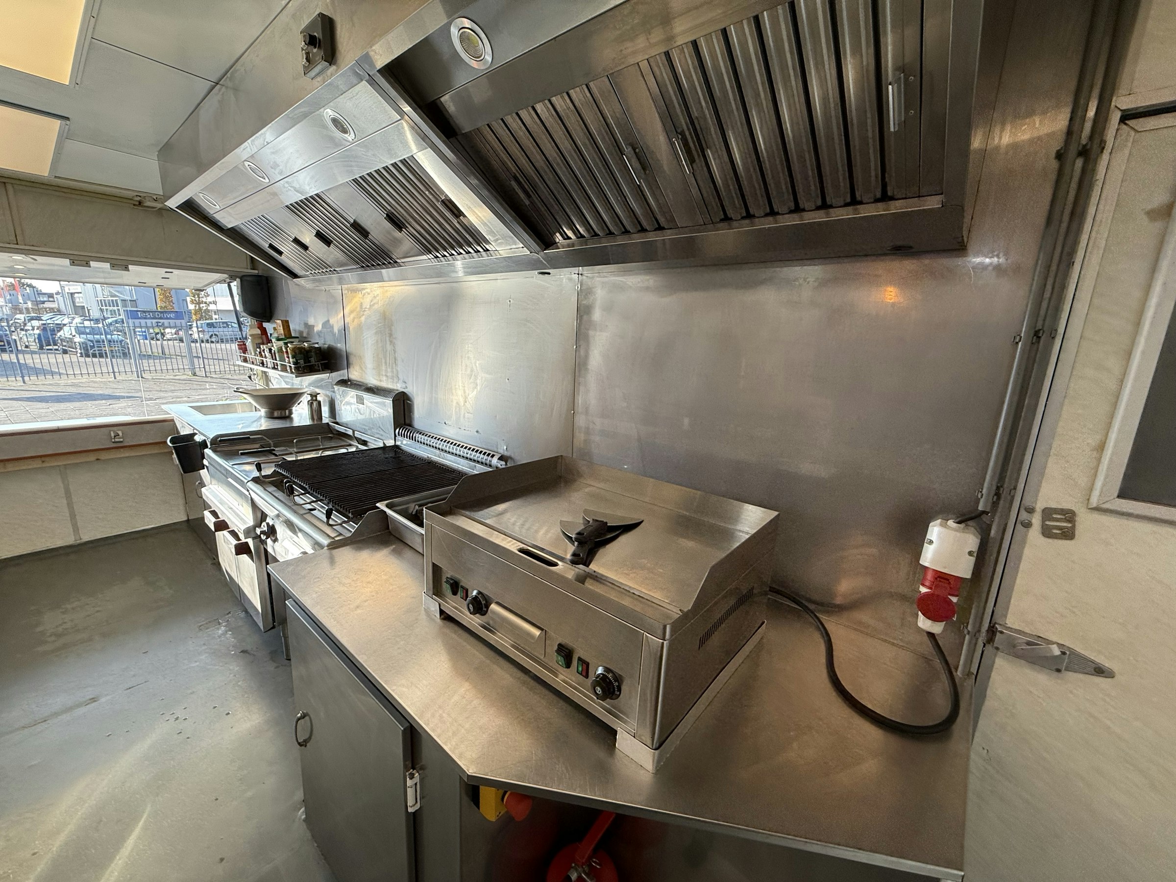 GERENOVEERDE FOODTRUCK TER OVERNAME IN HEERHUGOWAARD – FIAT DUCATO MET COMPLETE INVENTARIS — foto 5 van 13