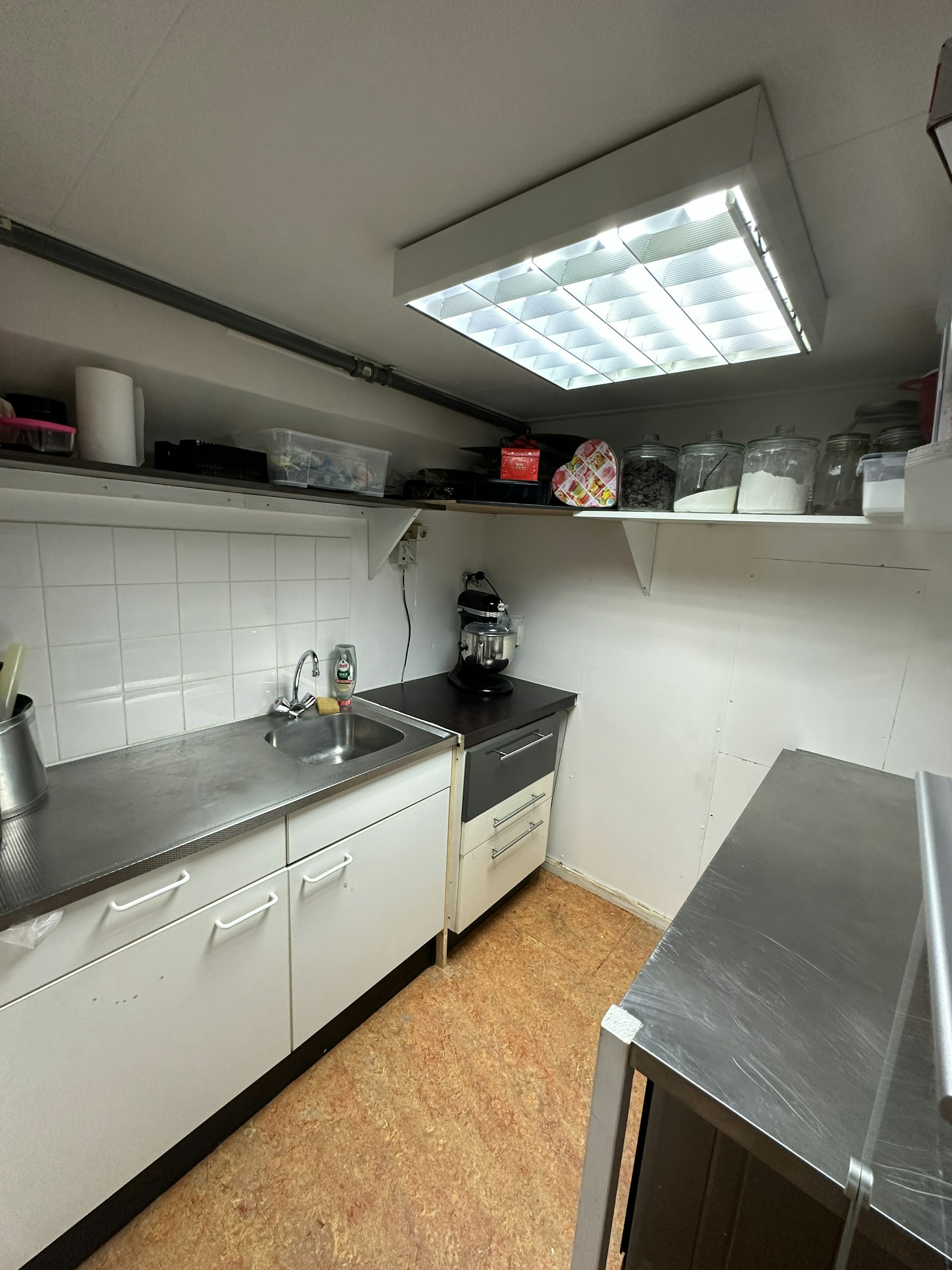 VOLLEDIG INGERICHTE HORECAZAAK TER OVERNAME IN DEN HAAG – WINKELCENTRUM LEYWEG — foto 14 van 19