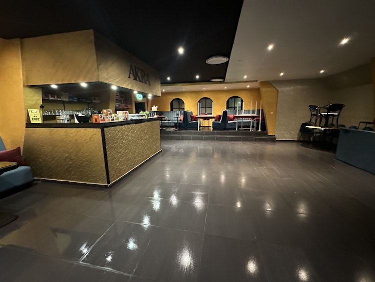 LOUNGE & DISCOTHEEK TER OVERNAME IN APELDOORN – 200 M² EN 100+ ZITPLAATSEN — foto 2 van 6