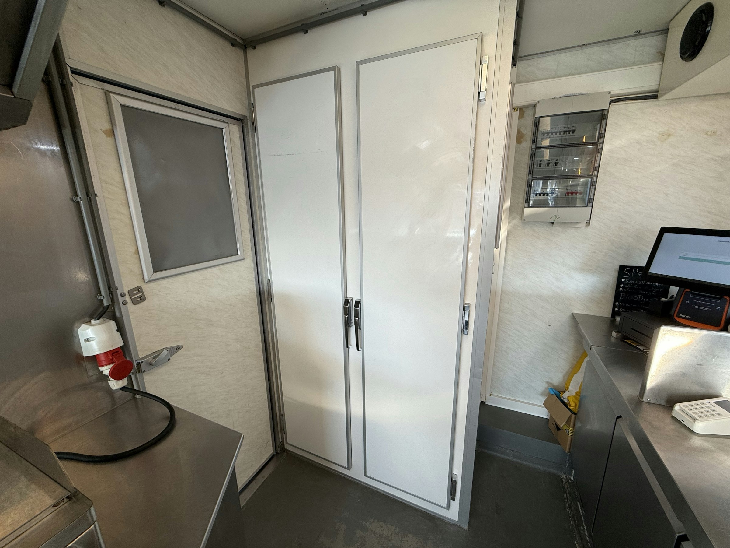 GERENOVEERDE FOODTRUCK TER OVERNAME IN HEERHUGOWAARD – FIAT DUCATO MET COMPLETE INVENTARIS — foto 13 van 13