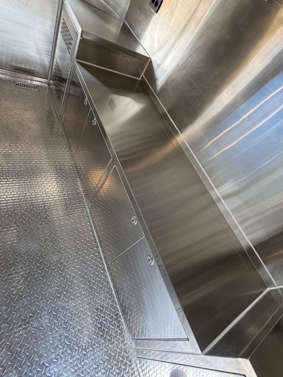 AIRSTREAM FOOD TRAILER TER OVERNAME IN WERKENDAM – NIEUW EN DIRECT INZETBAAR — foto 8 van 10