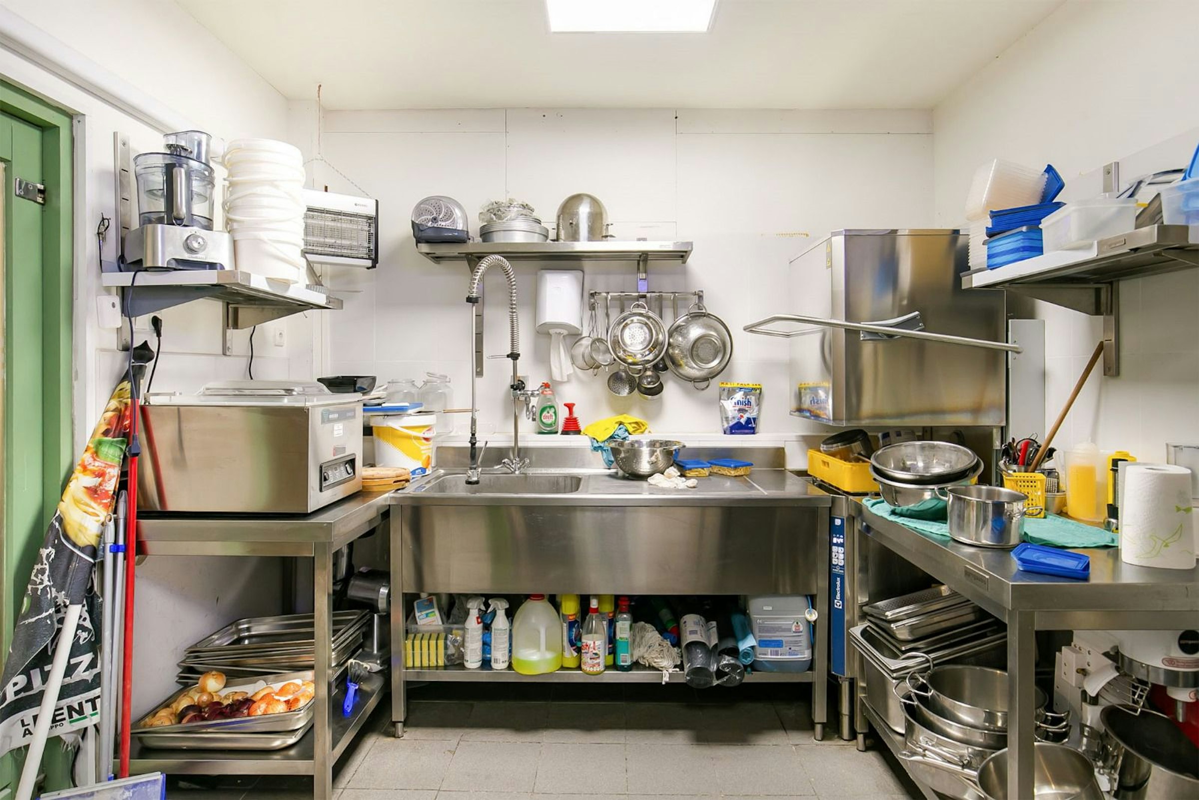 ITALIAANSE DELICATESSEWINKEL & HORECA TER OVERNAME IN ELST – 110 M² — foto 20 van 26