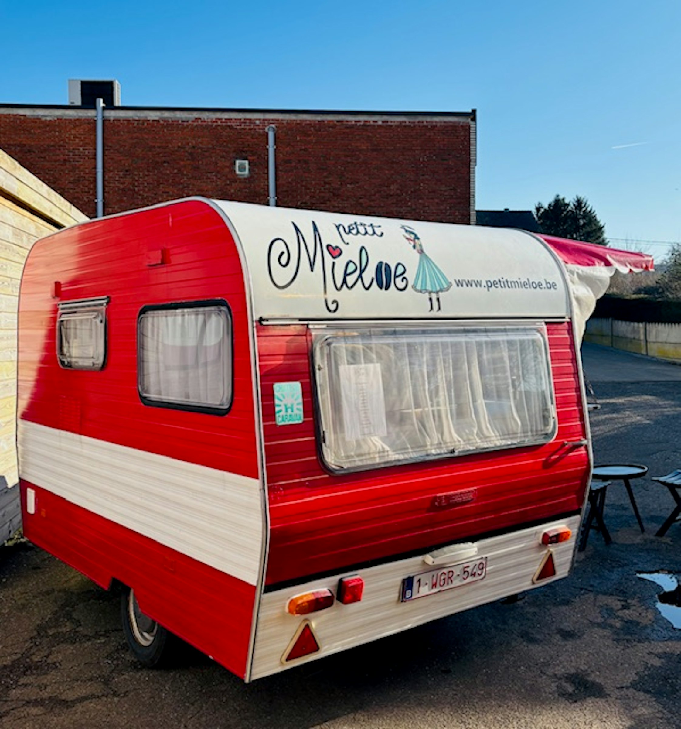 FOODTRUCK-CARAVAN TER OVERNAME IN ANTWERPEN – CHATEAU UIT 1974 — foto 2 van 8