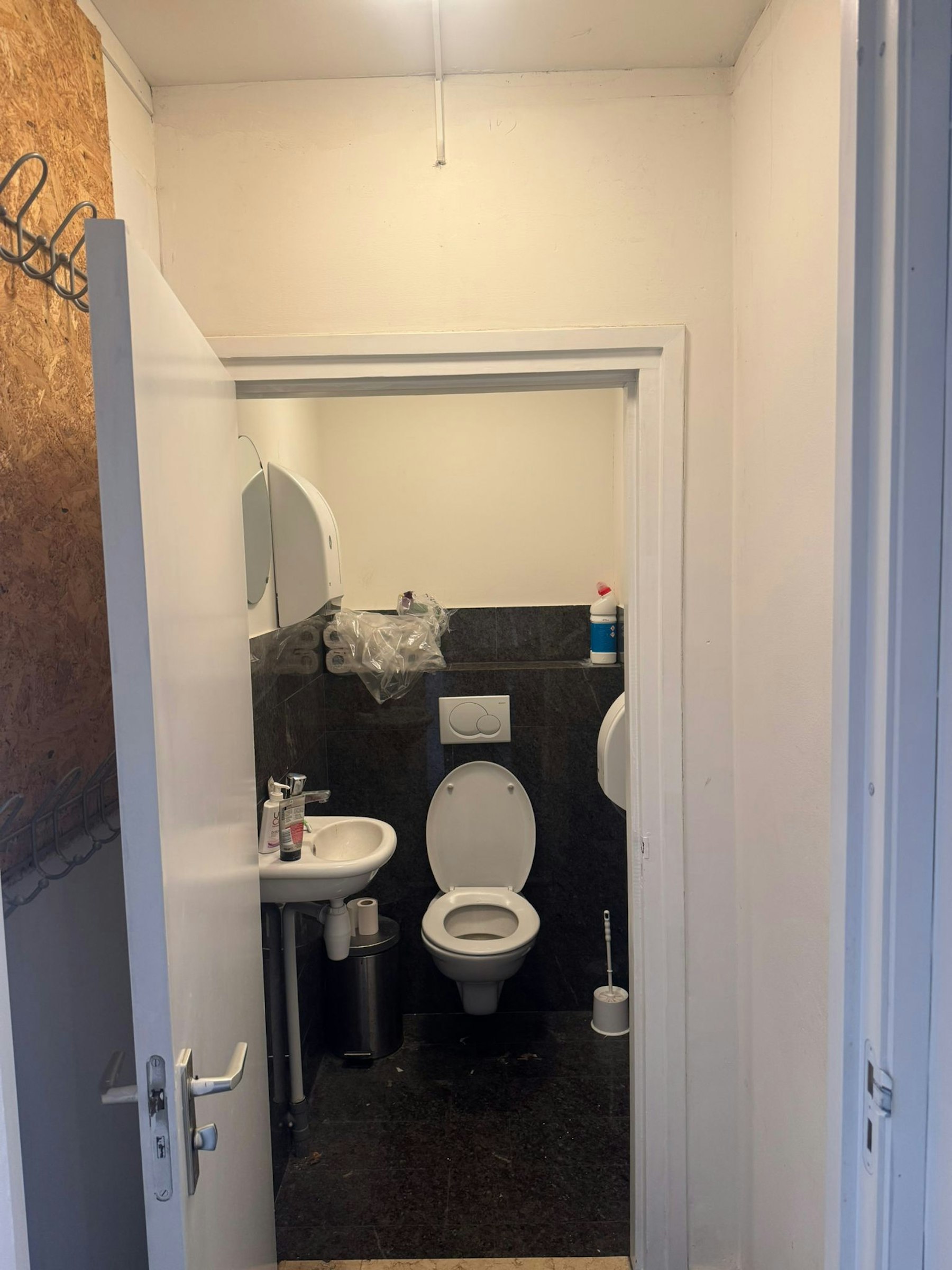 AFHAAL- EN BEZORGRESTAURANT TER OVERNAME IN HILVERSUM – 75 M² EN OVERDRAAGBAAR HUURCONTRACT — foto 11 van 11