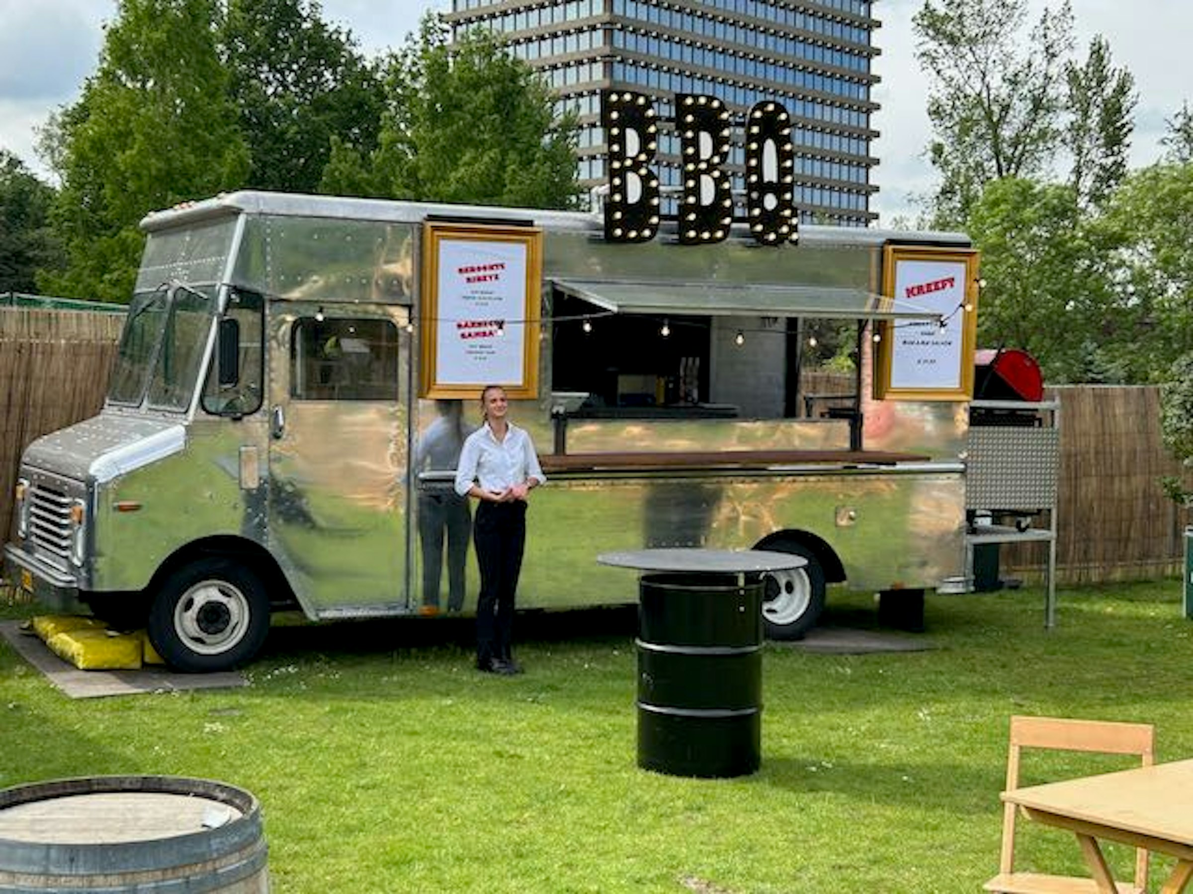 FOODTRUCKBEDRIJF TER OVERNAME IN ALPHEN AAN DEN RIJN – TWEE CHEVROLET P30 FOODTRUCKS — foto 2 van 3