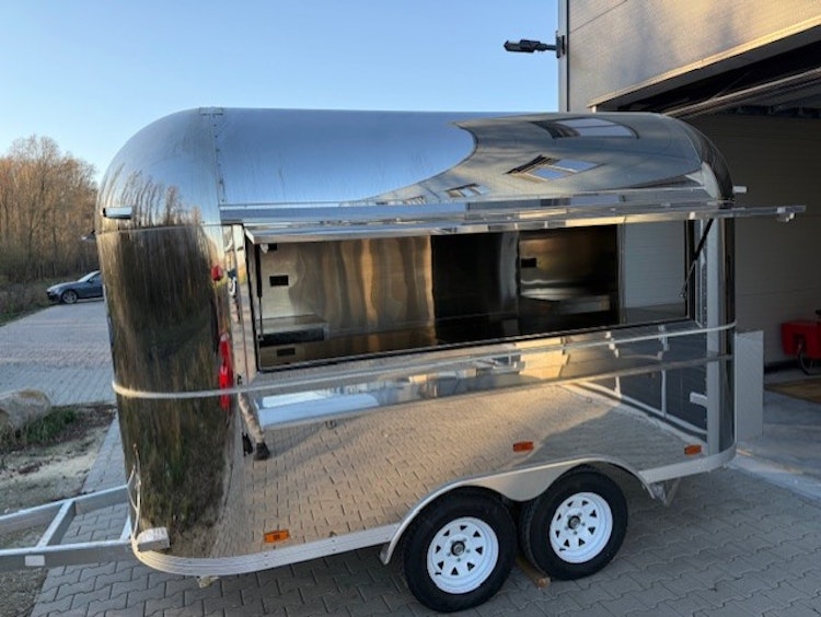 AIRSTREAM FOOD TRAILER TER OVERNAME IN WERKENDAM – NIEUW EN DIRECT INZETBAAR — foto 2 van 10