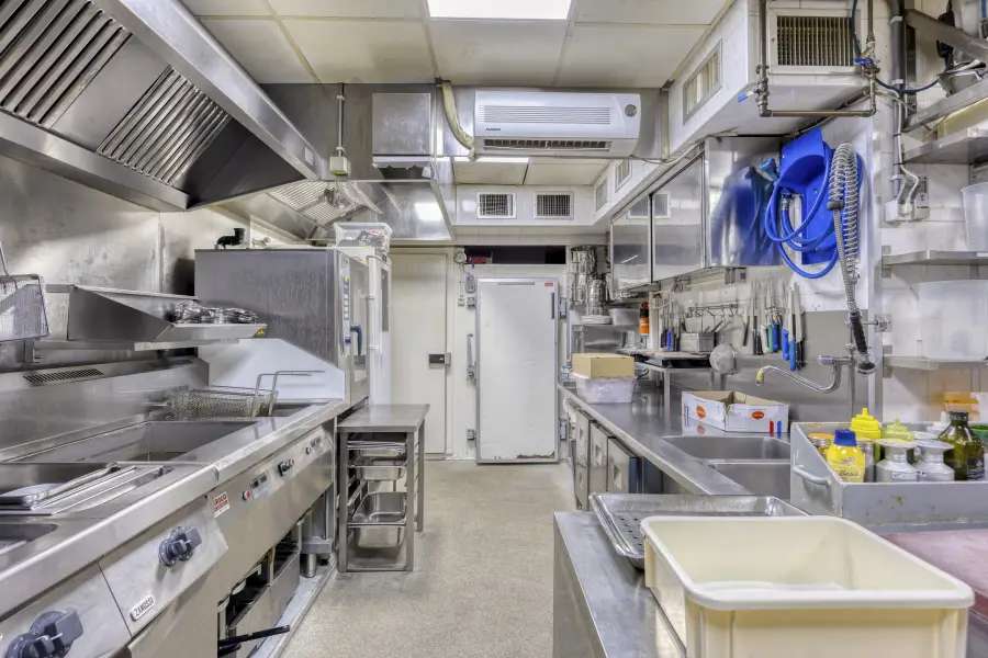 VISRESTAURANT TER OVERNAME IN NOORDWIJK – BOULEVARDLOCATIE — foto 10 van 11