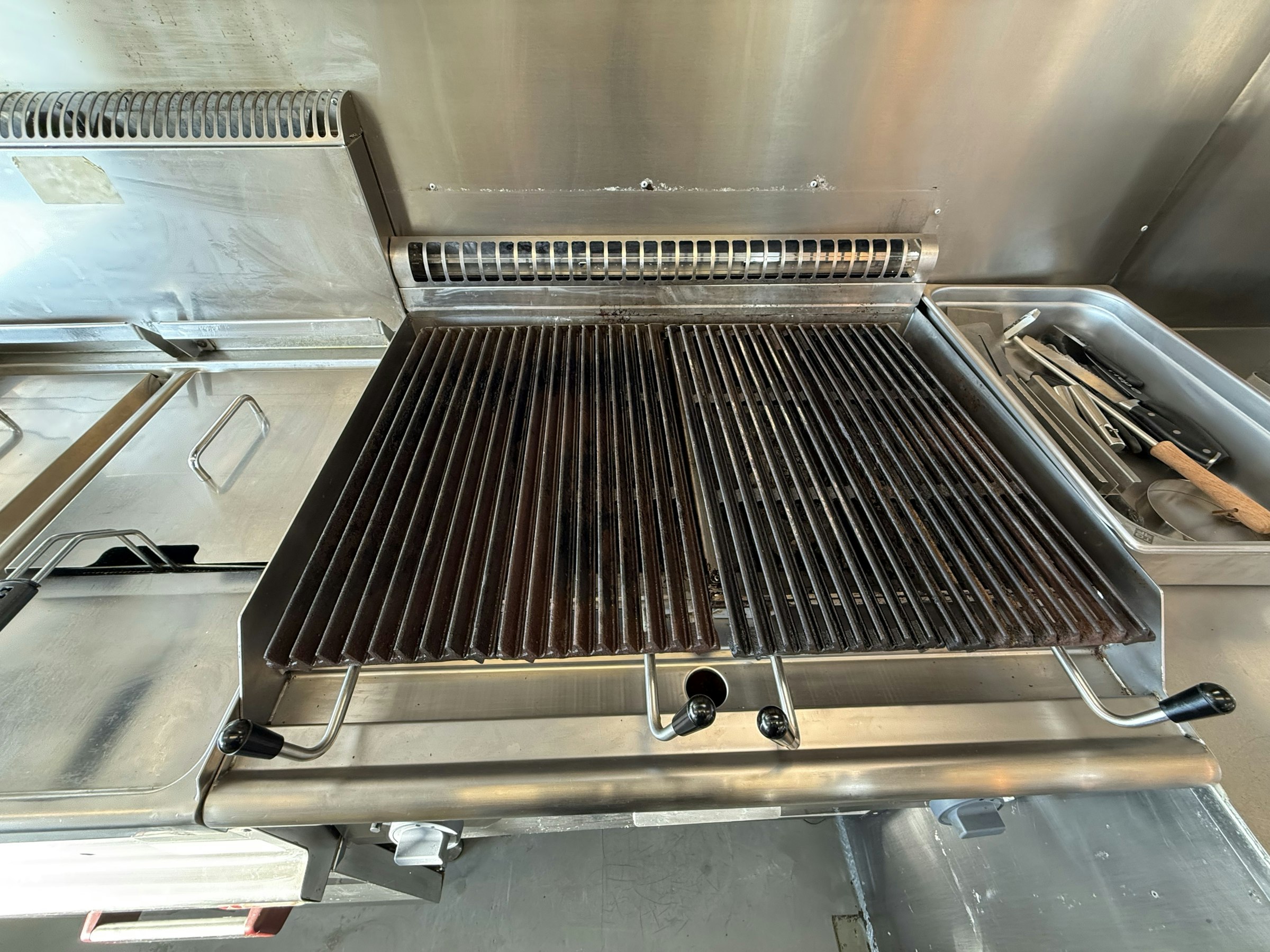 GERENOVEERDE FOODTRUCK TER OVERNAME IN HEERHUGOWAARD – FIAT DUCATO MET COMPLETE INVENTARIS — foto 7 van 13