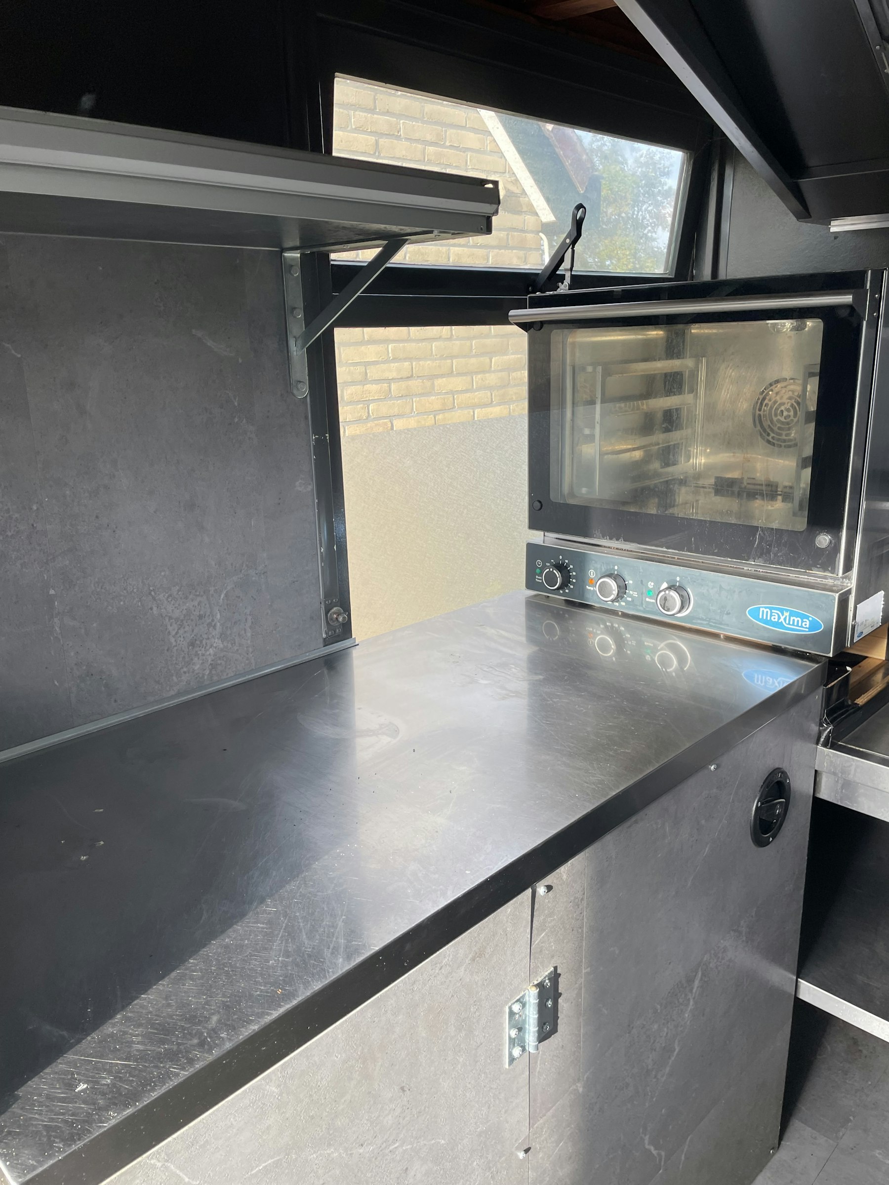 FOODTRUCK TER OVERNAME IN NES – VOLLEDIG INGERICHTE KEUKEN — foto 5 van 5