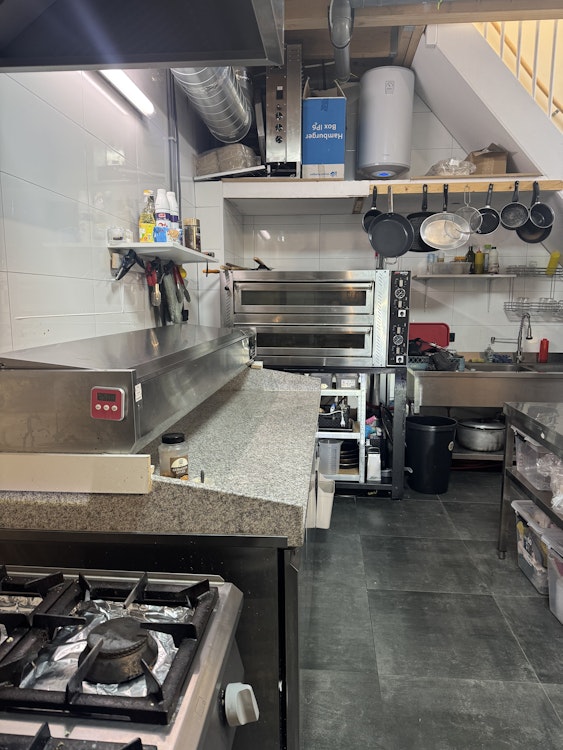 TURN-KEY TAKE-AWAY HORECAKEUKEN TER OVERNAME IN ALMERE – 40 M² EN VOLLEDIGE INVENTARIS — foto 3 van 6