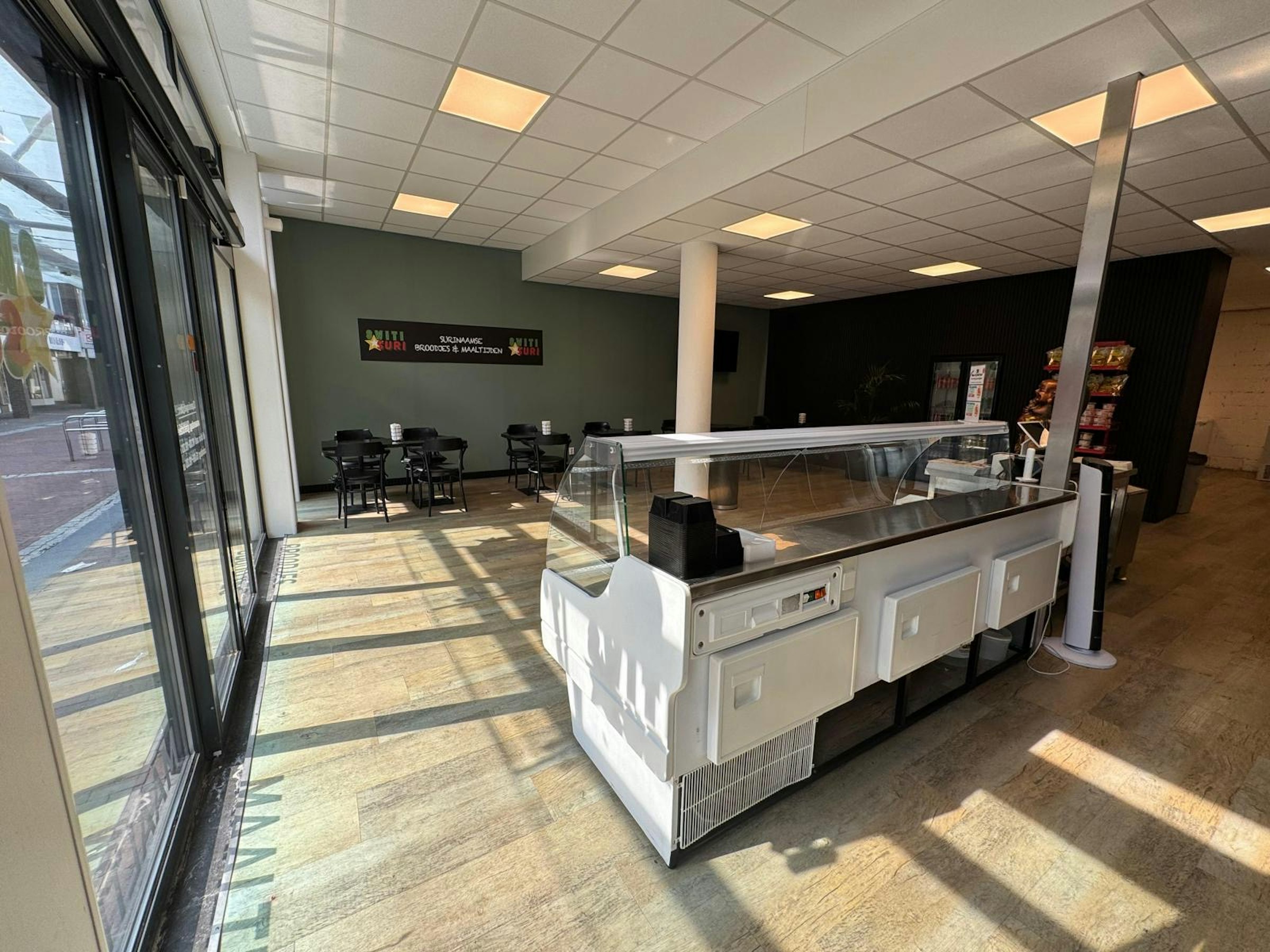 SURINAAMS AFHAALRESTAURANT TER OVERNAME IN AALSMEER – VOLLEDIG INGERICHT — foto 8 van 12