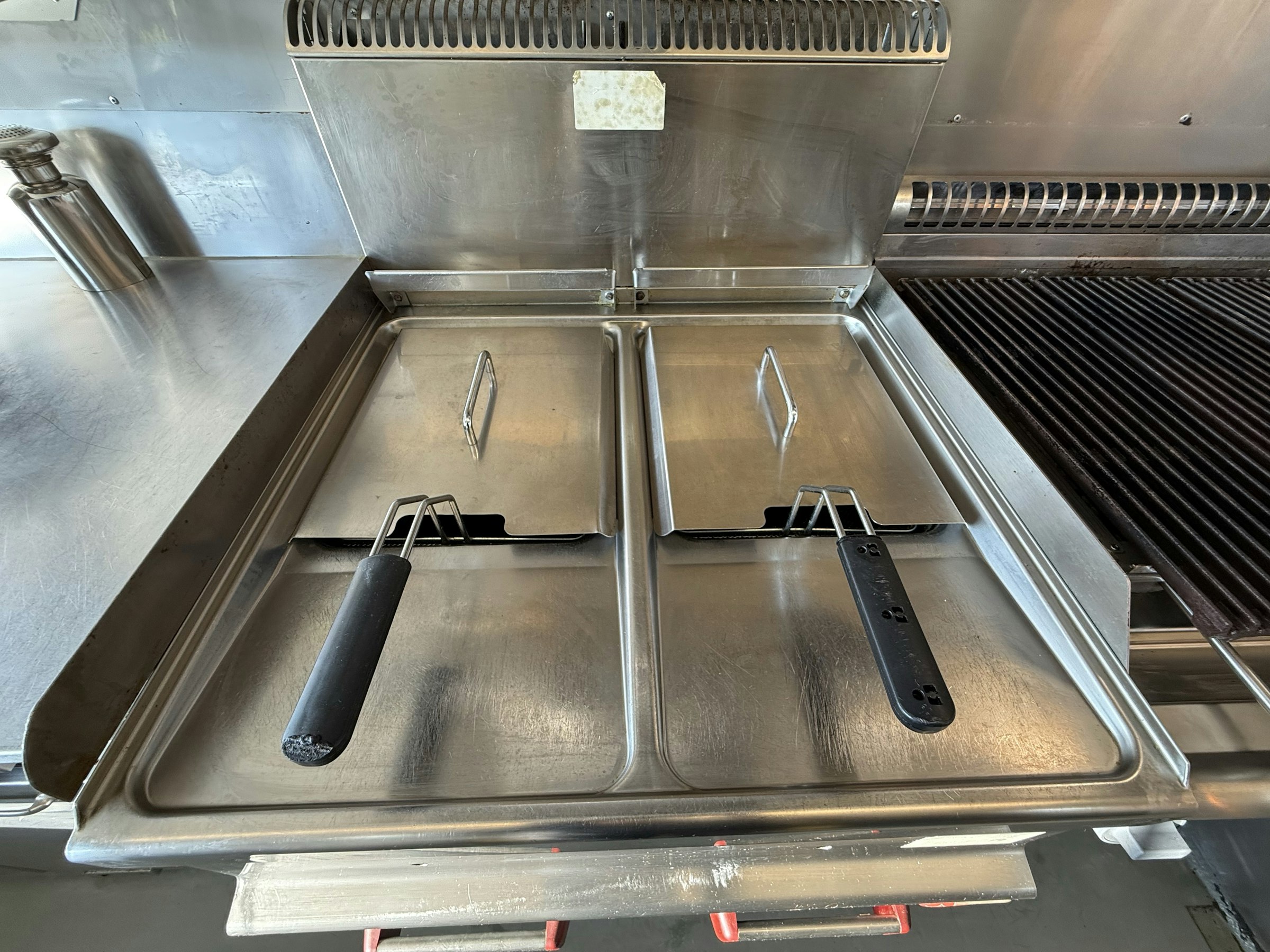 GERENOVEERDE FOODTRUCK TER OVERNAME IN HEERHUGOWAARD – FIAT DUCATO MET COMPLETE INVENTARIS — foto 9 van 13