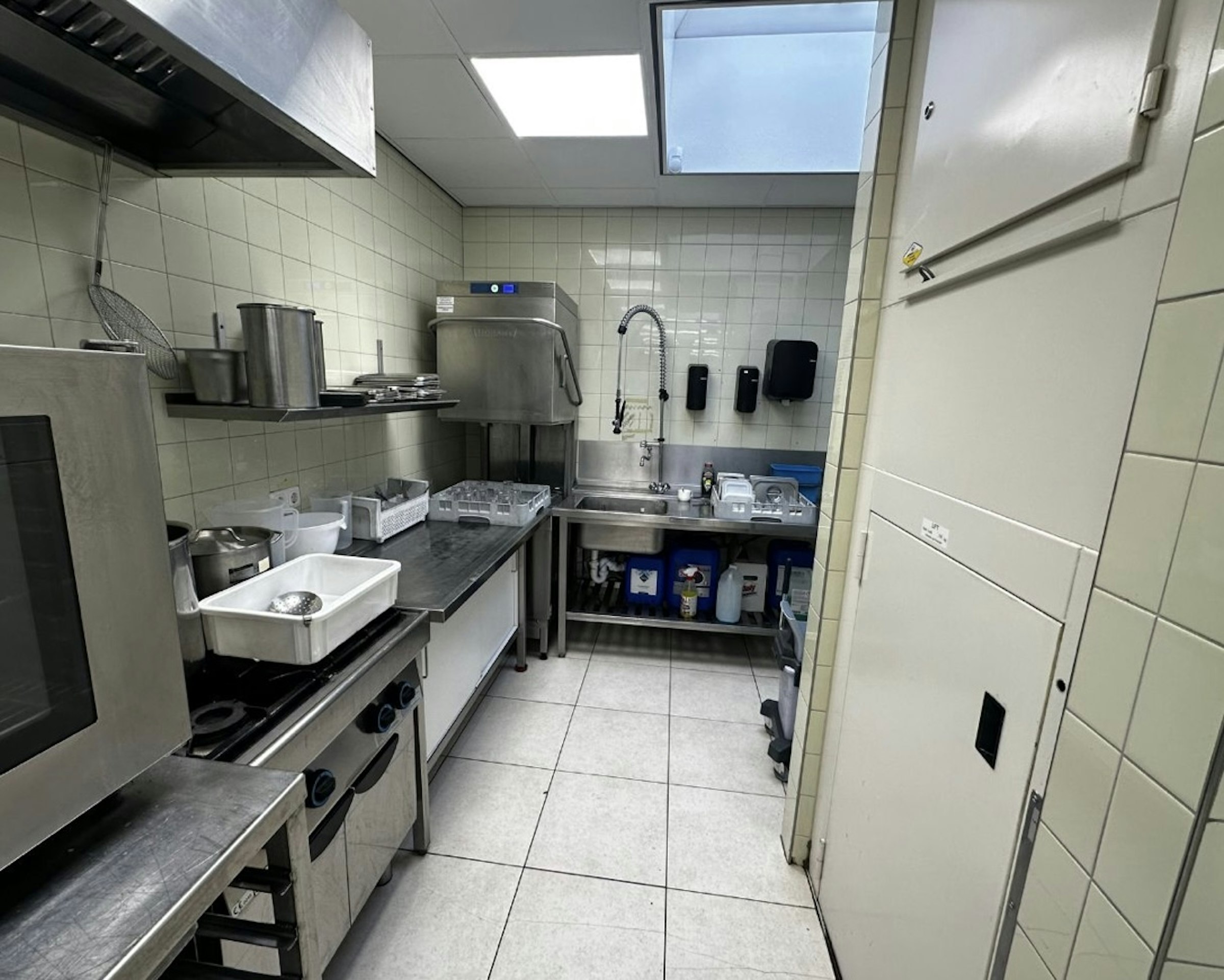 SNACKBAR & LUNCHROOM CLASSIQUE SNACKS DE FRED TER OVERNAME IN DEN HAAG – CIRCA 190 M² — foto 13 van 14