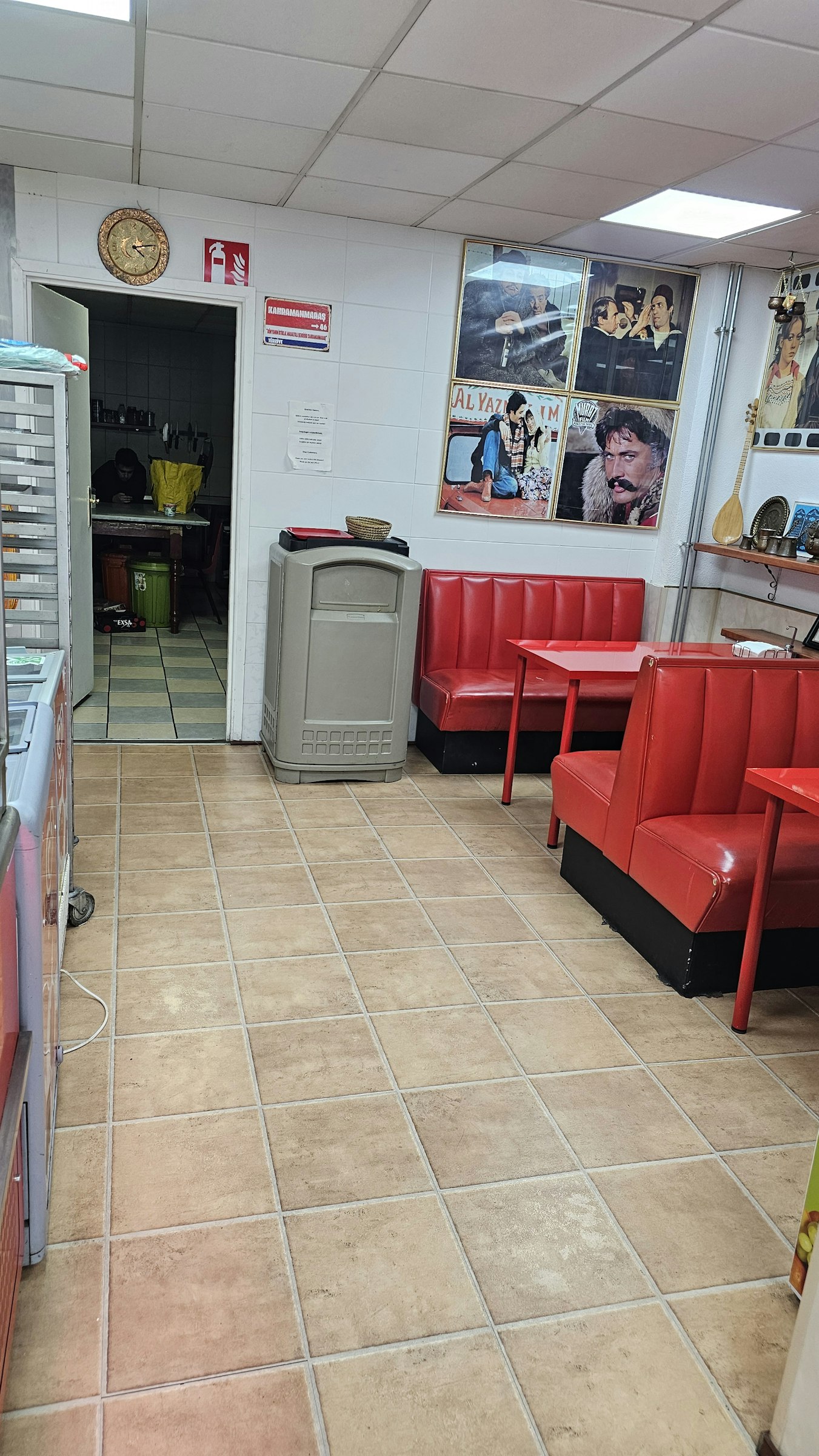 LUNCHROOM TER OVERNAME IN DEVENTER – 100 M² EN OMZET €150.000 — foto 2 van 12