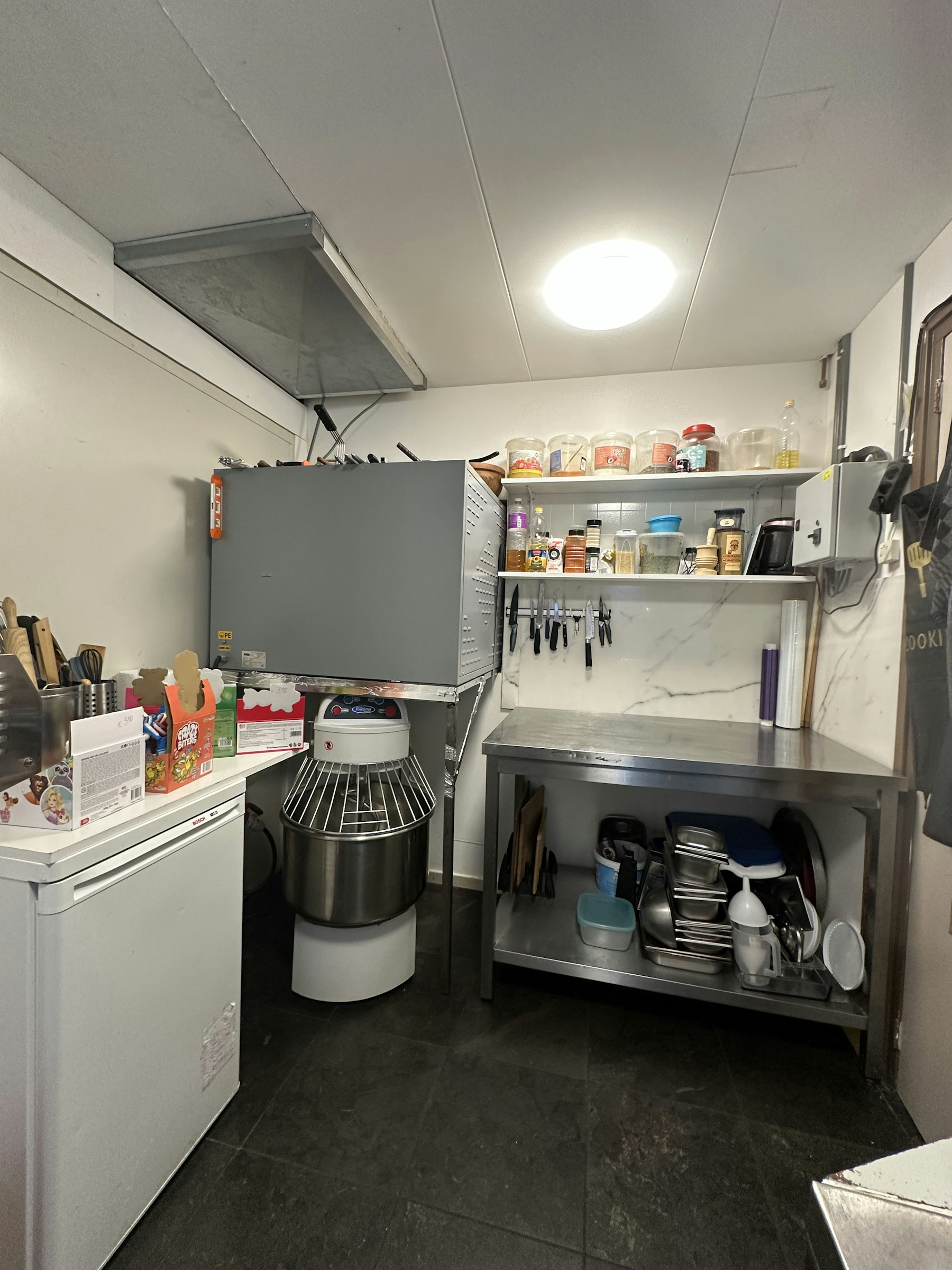 VOLLEDIG INGERICHTE HORECAZAAK TER OVERNAME IN DEN HAAG – WINKELCENTRUM LEYWEG — foto 15 van 19
