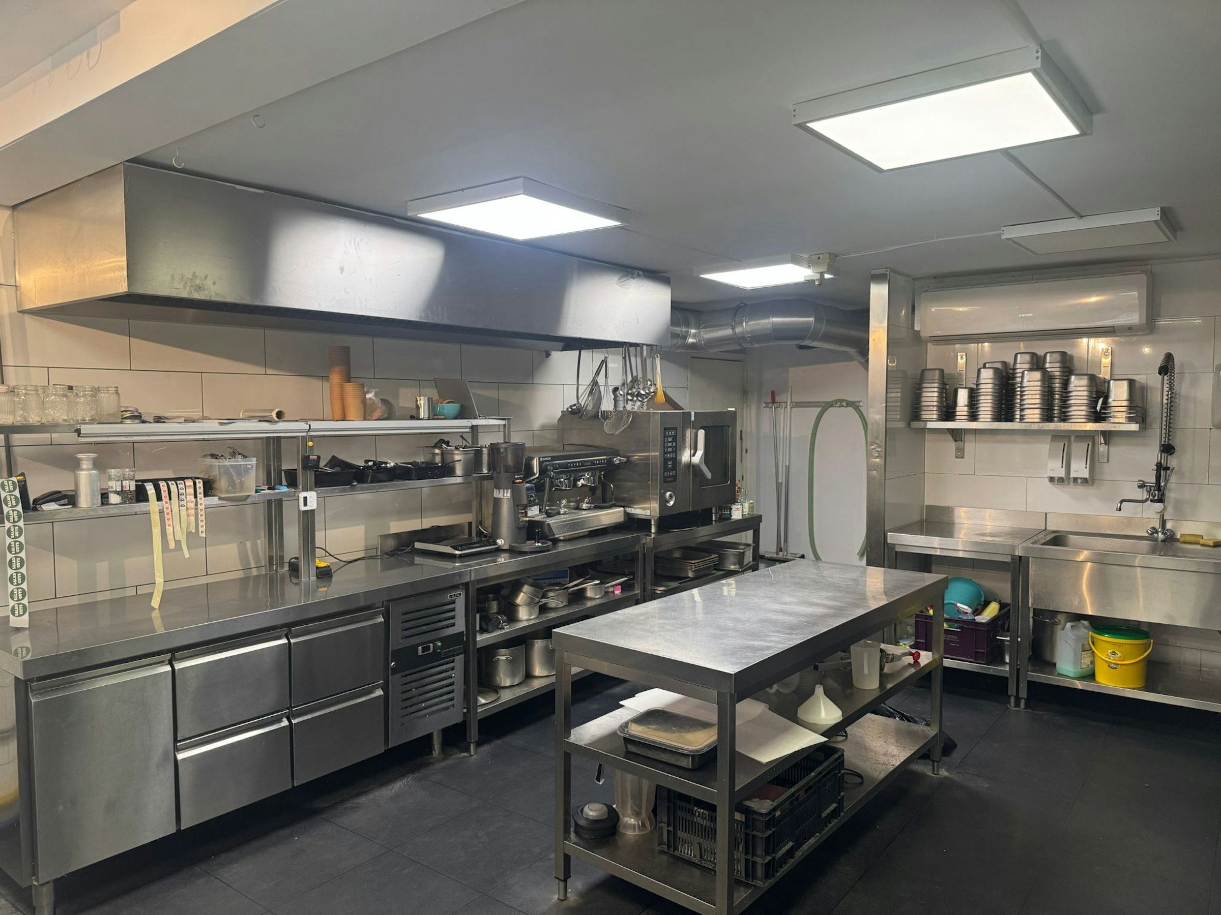 AFHAAL- EN BEZORGRESTAURANT TER OVERNAME IN HILVERSUM – 75 M² EN OVERDRAAGBAAR HUURCONTRACT — foto 6 van 11
