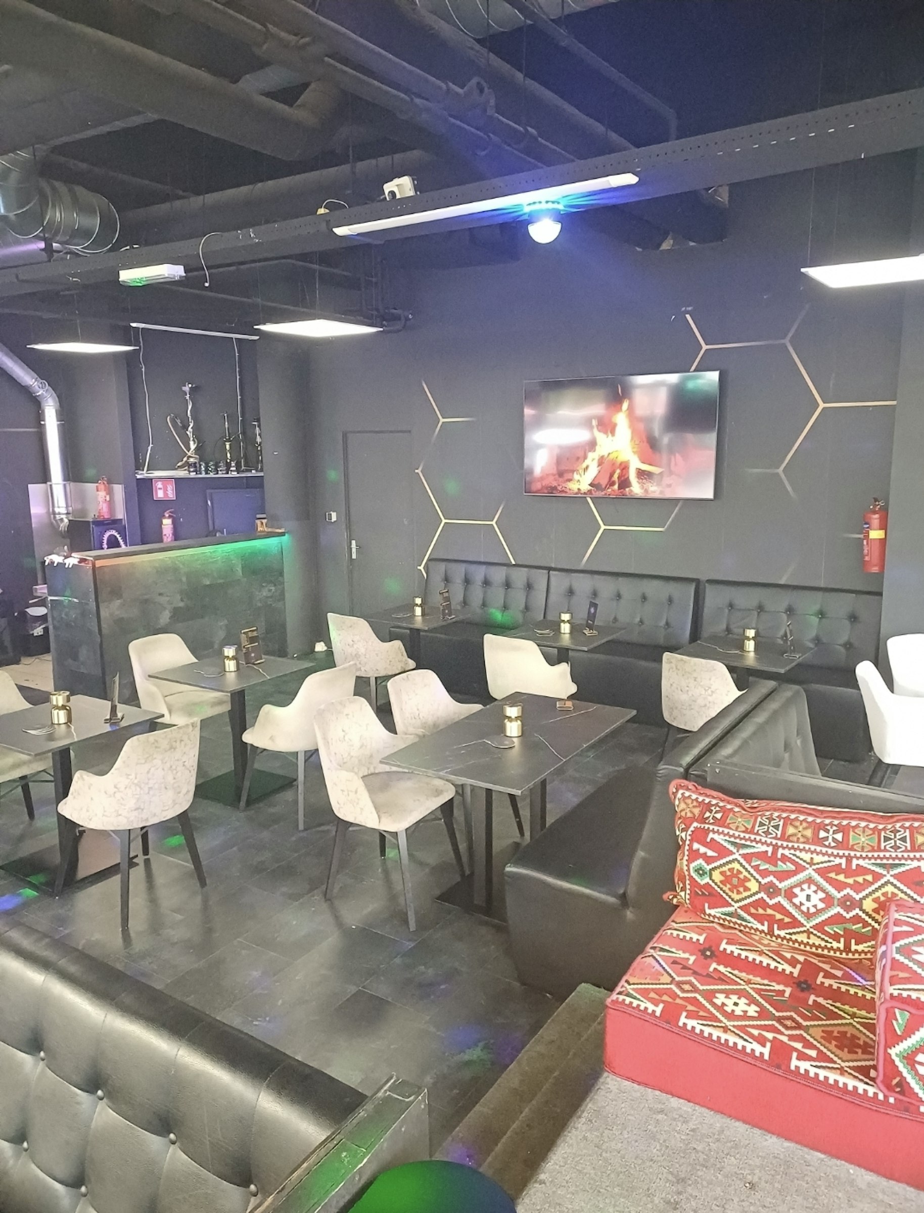 SHISHA LOUNGE TER OVERNAME IN ALMERE BUITEN – INSTAPKLAAR EN NABIJ HET STATION — foto 2 van 4