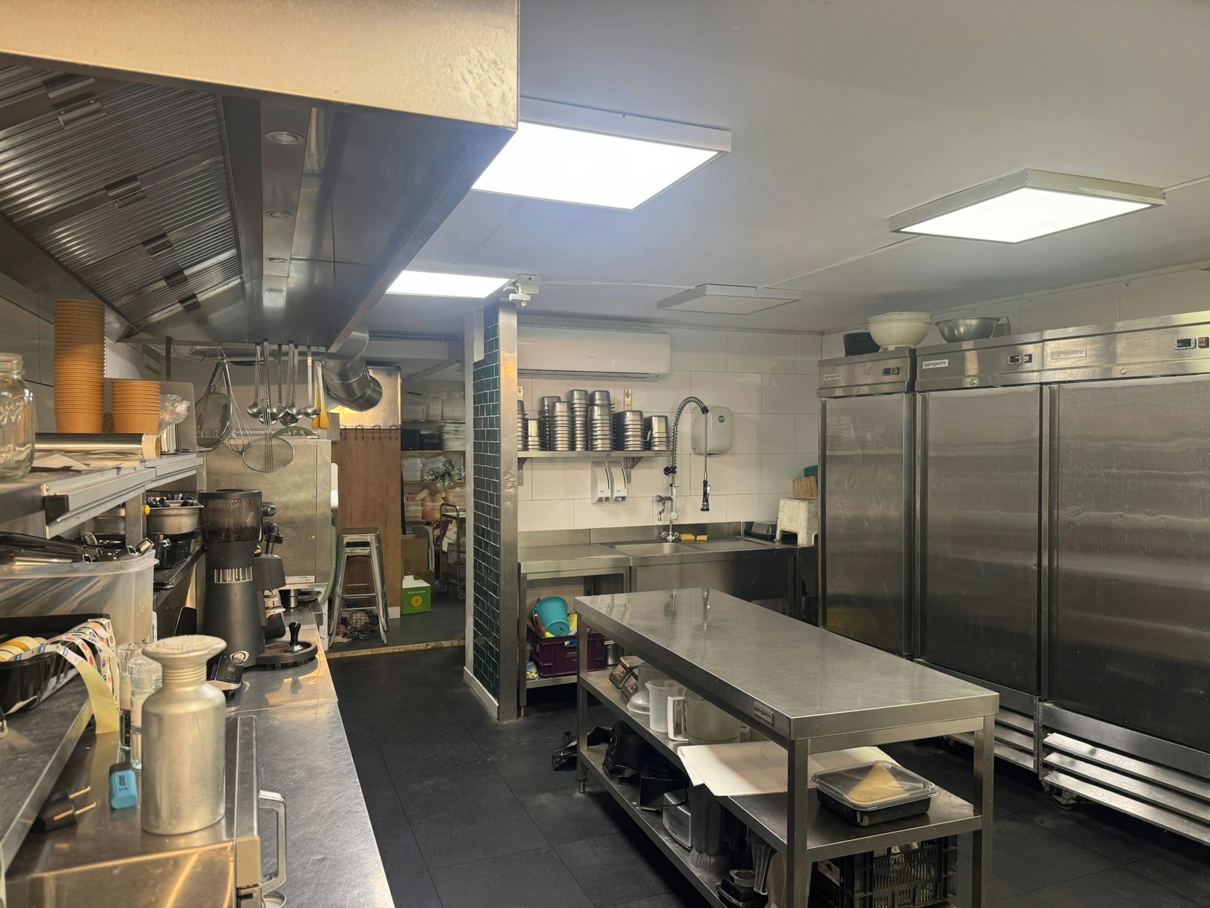 AFHAAL- EN BEZORGRESTAURANT TER OVERNAME IN HILVERSUM – 75 M² EN OVERDRAAGBAAR HUURCONTRACT — foto 5 van 11
