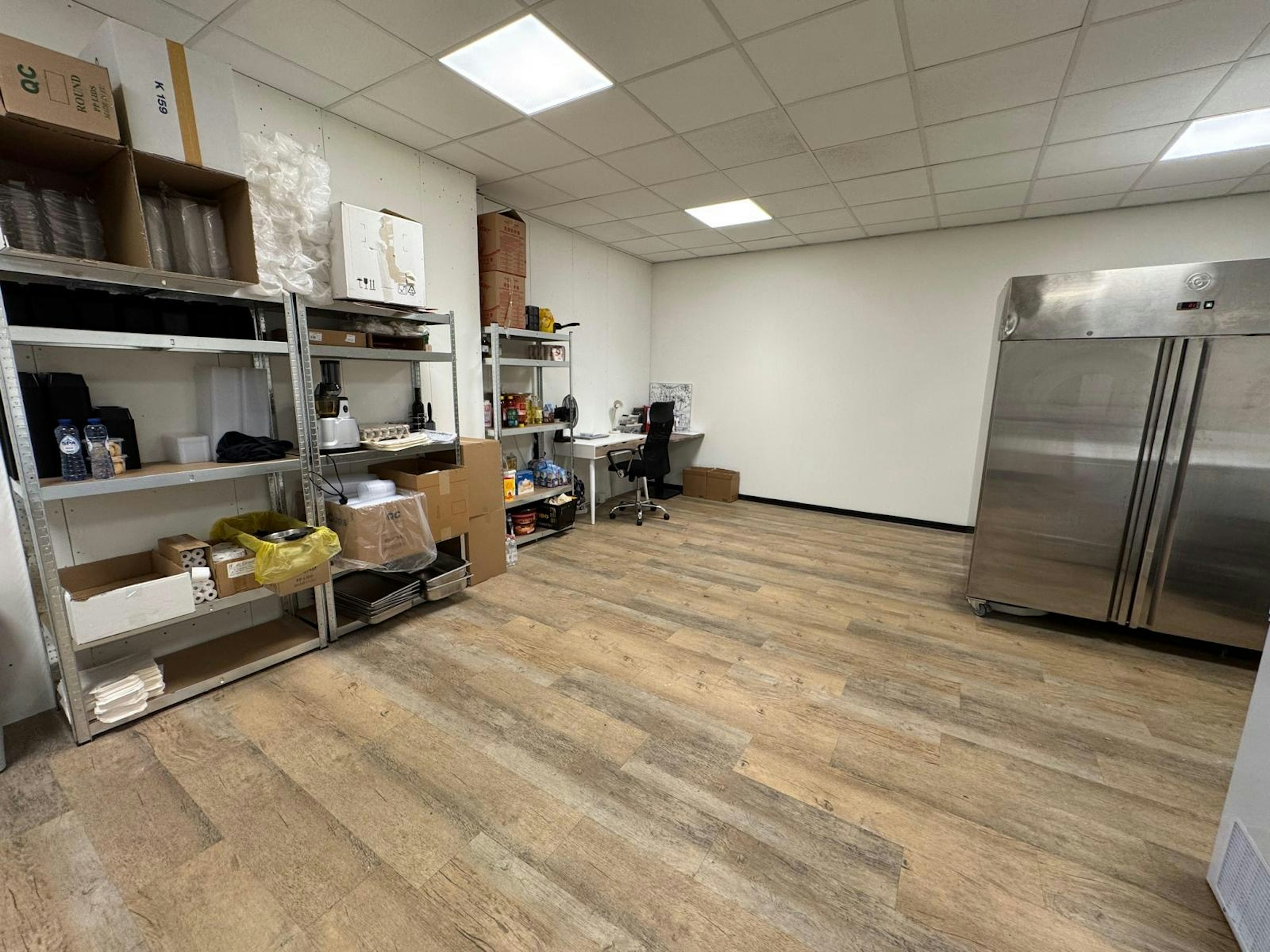 SURINAAMS AFHAALRESTAURANT TER OVERNAME IN AALSMEER – VOLLEDIG INGERICHT — foto 10 van 12