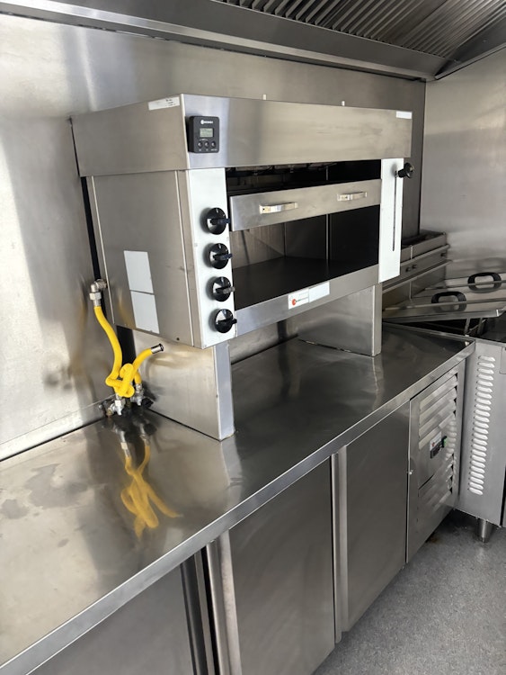 FOODTRUCK TER OVERNAME IN BALK – COMPLETE KEUKENINVENTARIS — foto 4 van 5