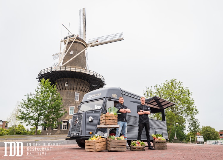KARAKTERISTIEKE CITROËN HY FOODTRUCK TER OVERNAME IN LEIDEN – BOUWJAAR 1969 — foto 2 van 5
