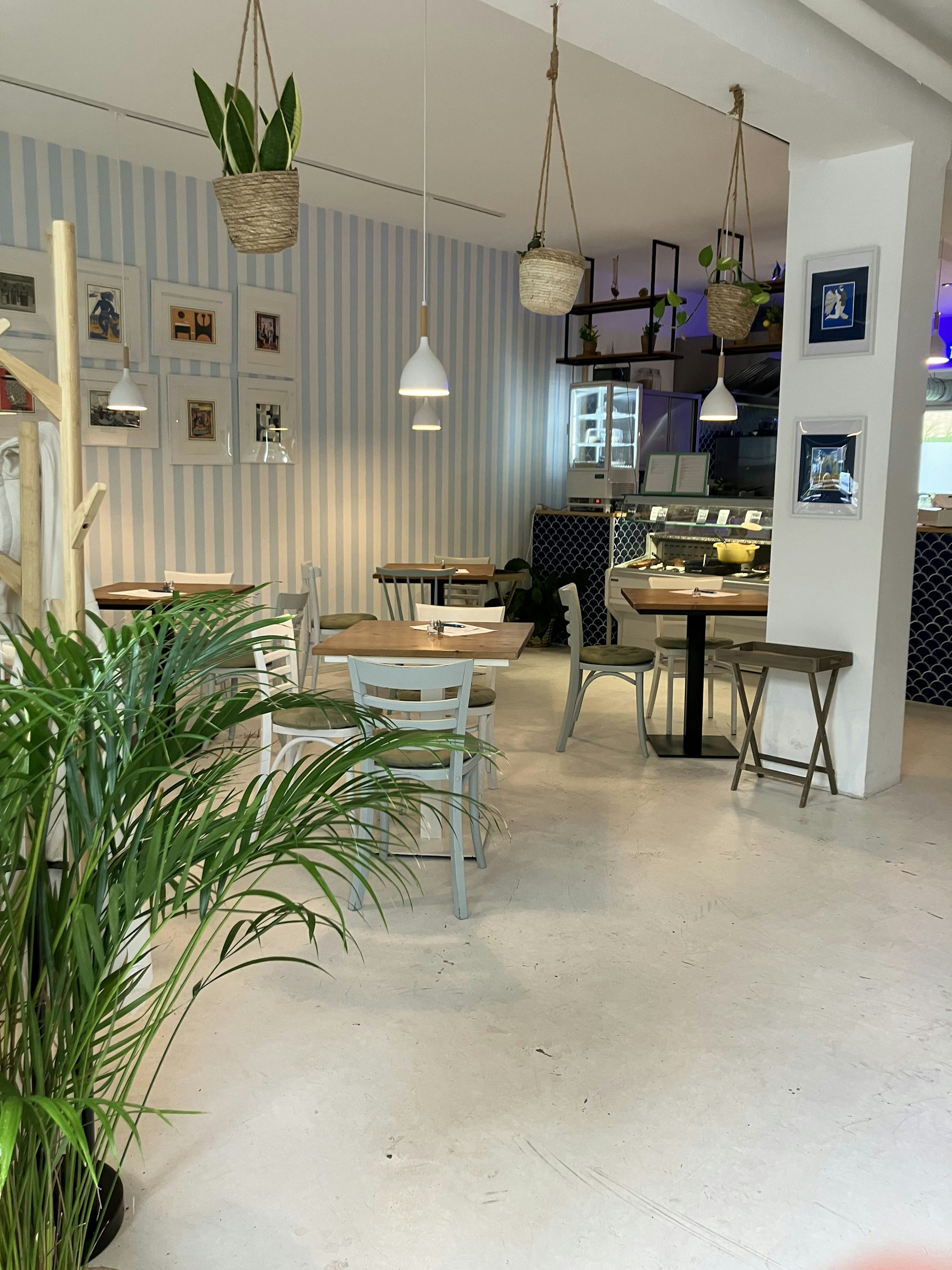 LUNCHROOM TER OVERNAME IN DEN HAAG – 180 M², 30 ZITPLAATSEN EN TERRAS — foto 5 van 21