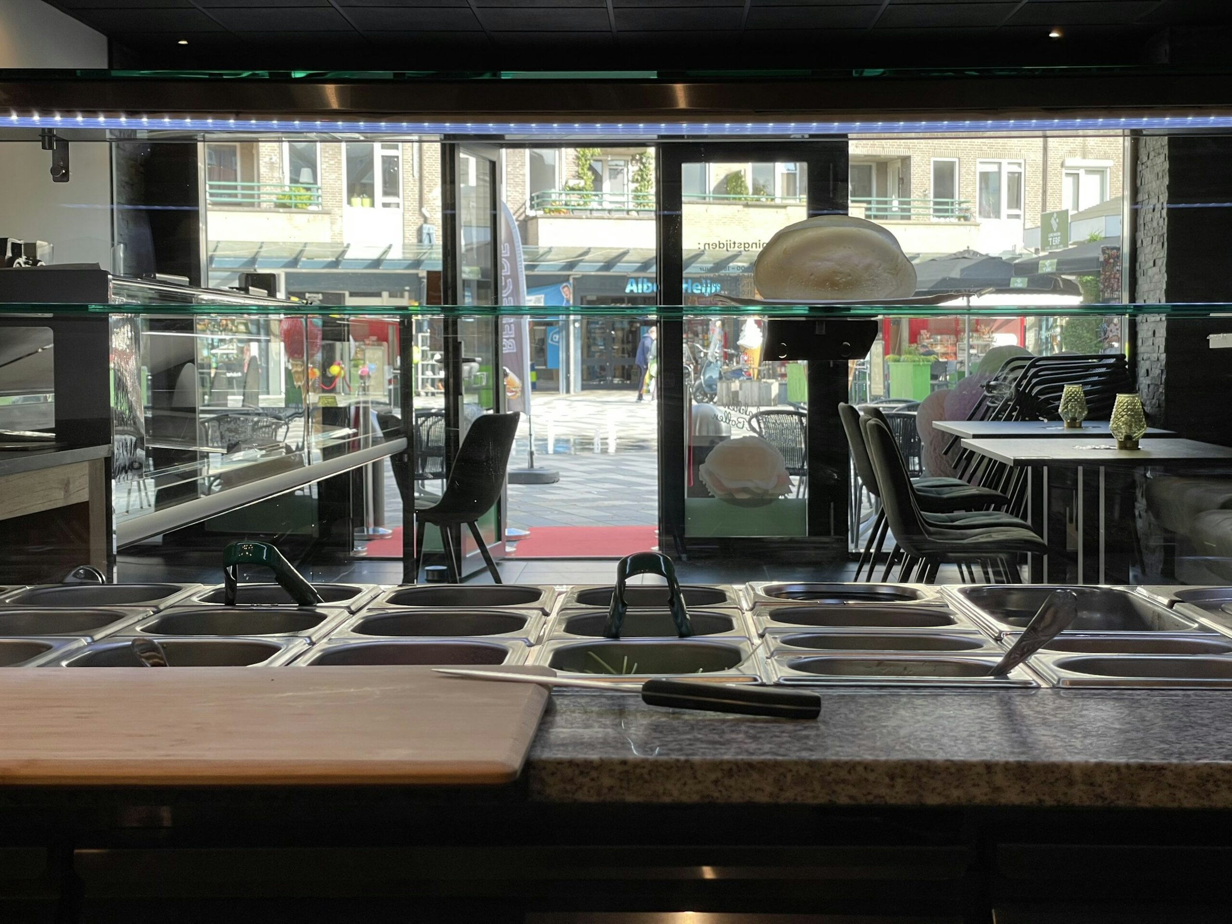 IJSALON & LUNCHROOM TER OVERNAME IN LEUSDEN – 96 M² EN TERRAS MET 25 ZITPLAATSEN — foto 3 van 3