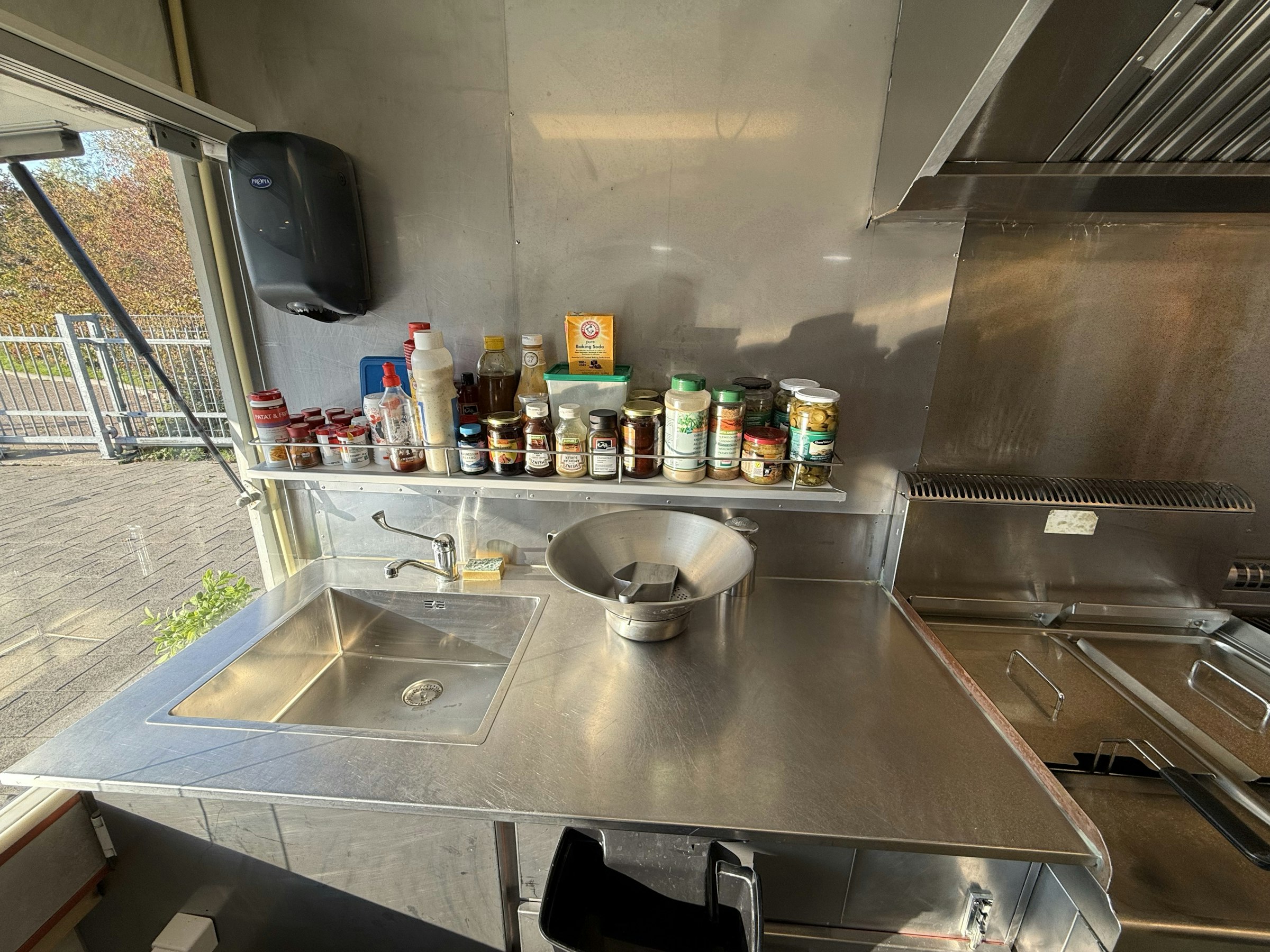 GERENOVEERDE FOODTRUCK TER OVERNAME IN HEERHUGOWAARD – FIAT DUCATO MET COMPLETE INVENTARIS — foto 8 van 13