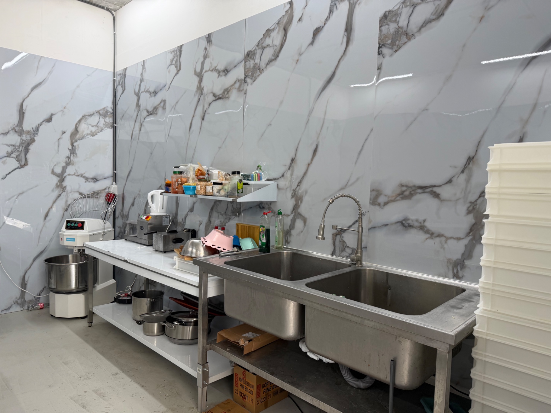 CATERINGLOCATIE TER OVERNAME IN ALMERE – 90 M² EN €35.000 OVERNAMEPRIJS — foto 8 van 14