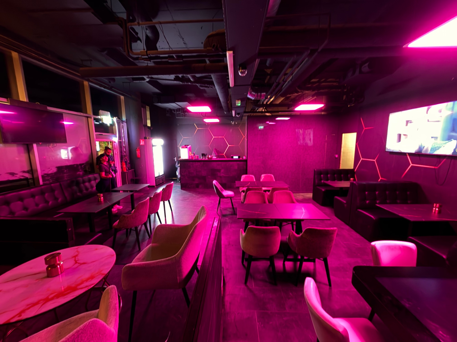 SHISHA LOUNGE TER OVERNAME IN ALMERE – 24-UURSVERGUNNING EN €220.000 OMZET — foto 6 van 11