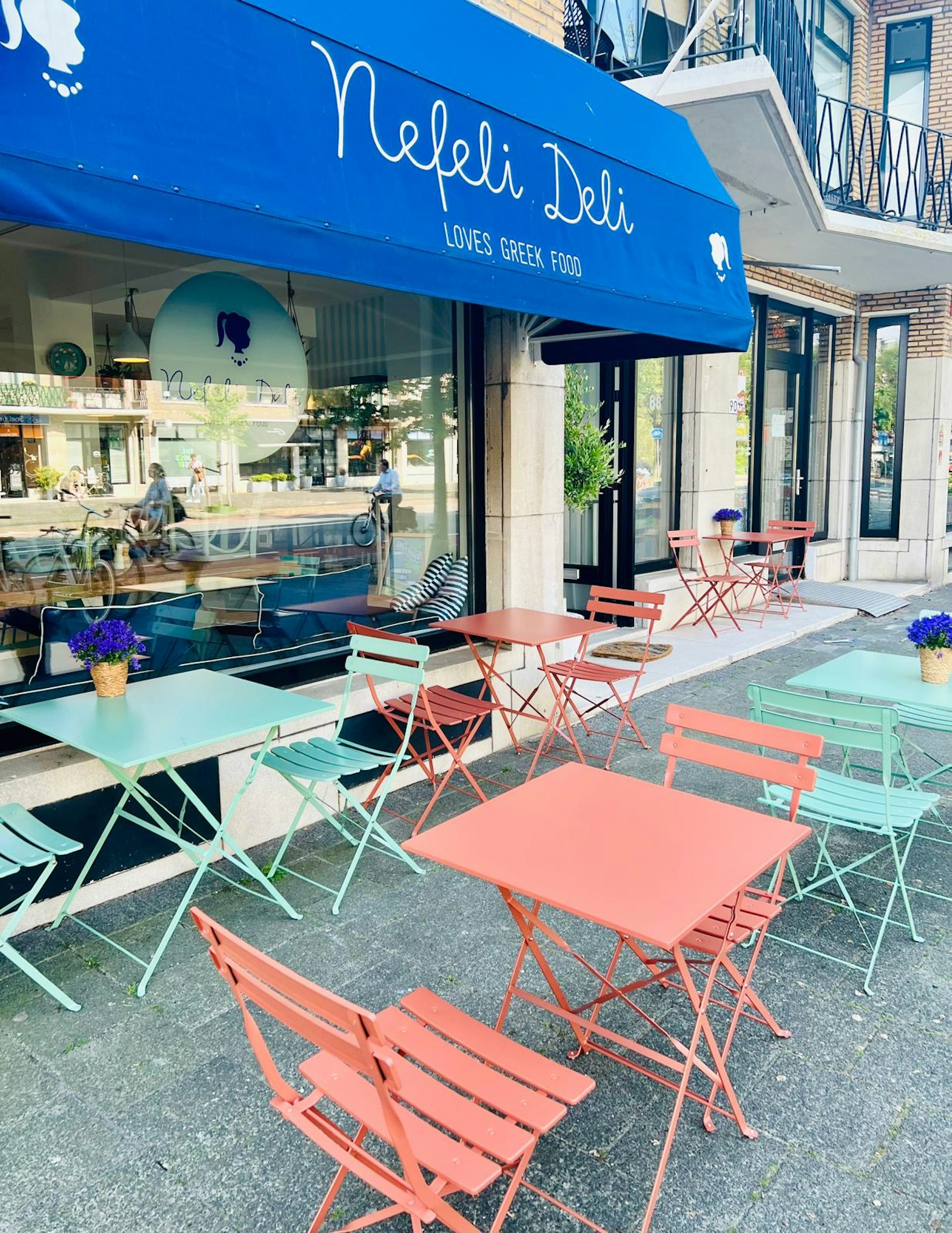 LUNCHROOM TER OVERNAME IN DEN HAAG – 180 M², 30 ZITPLAATSEN EN TERRAS — foto 2 van 21