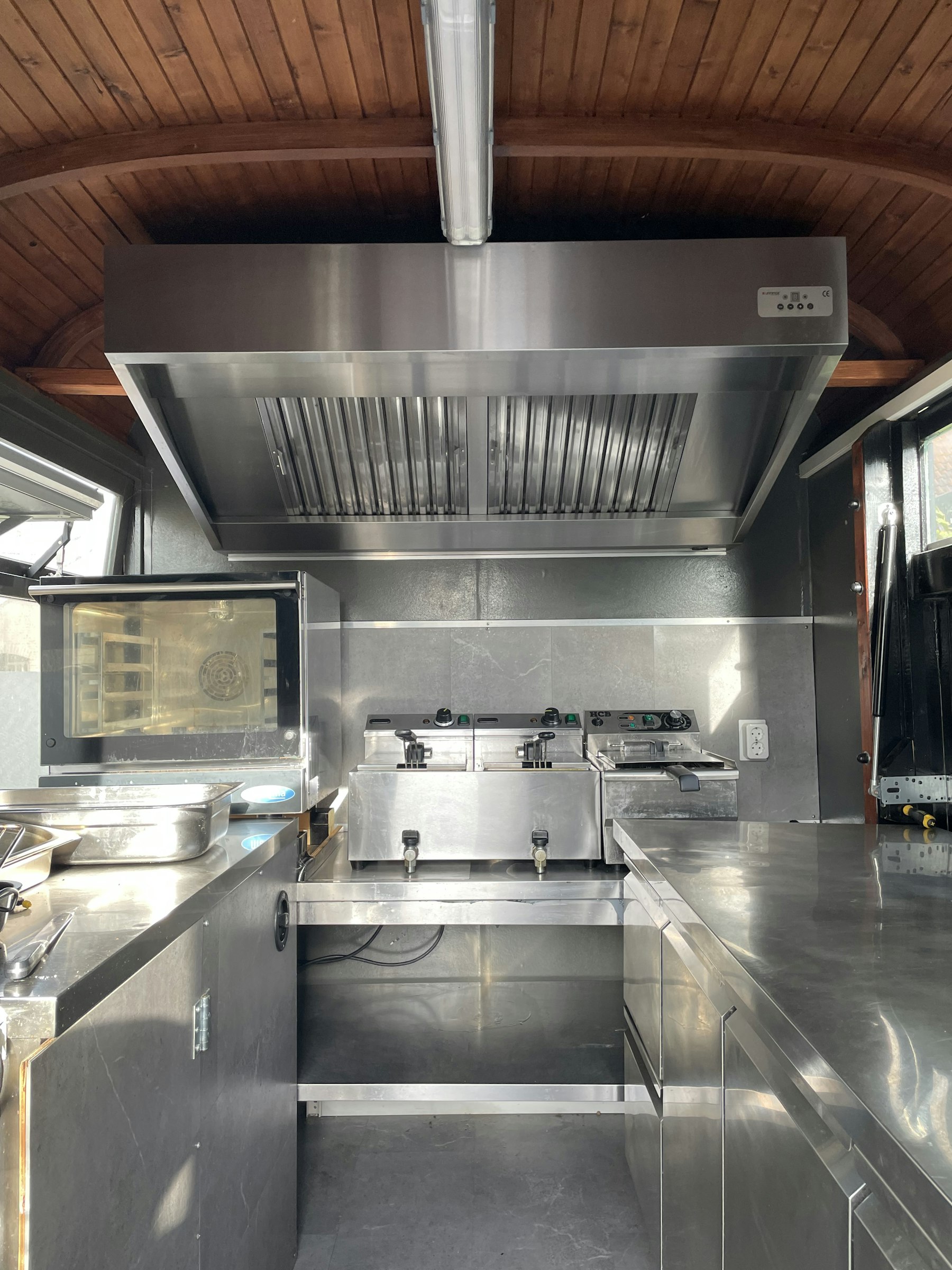 FOODTRUCK TER OVERNAME IN NES – VOLLEDIG INGERICHTE KEUKEN — foto 2 van 5