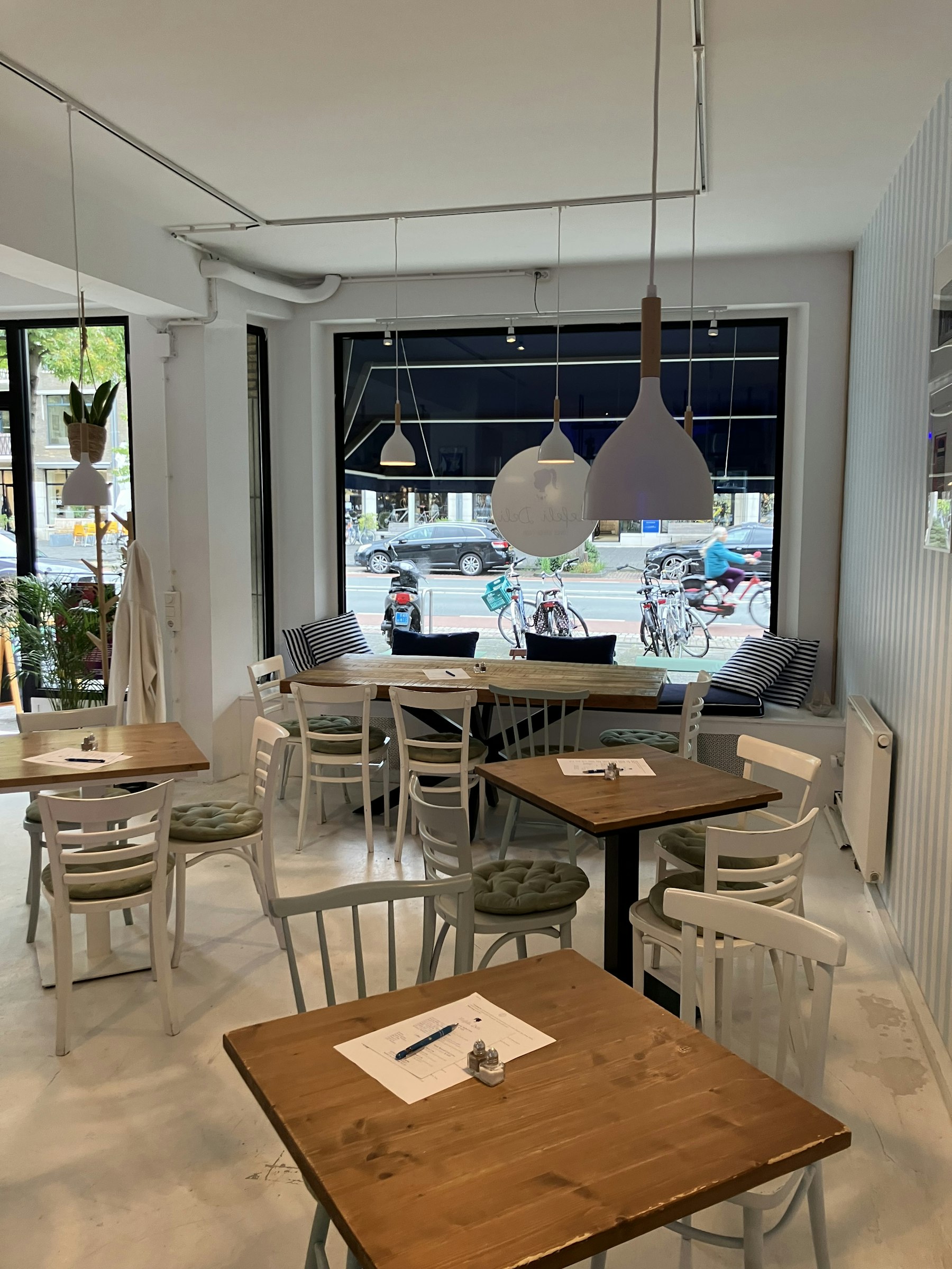LUNCHROOM TER OVERNAME IN DEN HAAG – 180 M², 30 ZITPLAATSEN EN TERRAS — foto 6 van 21