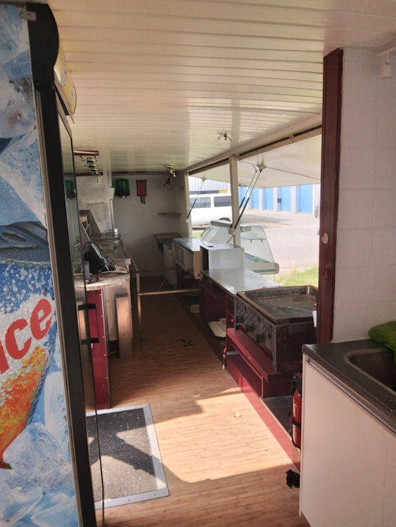 FOODTRUCK TER OVERNAME IN HARLINGEN – PROFESSIONEEL INGERICHTE SRV SPIJKSTAAL — foto 3 van 4