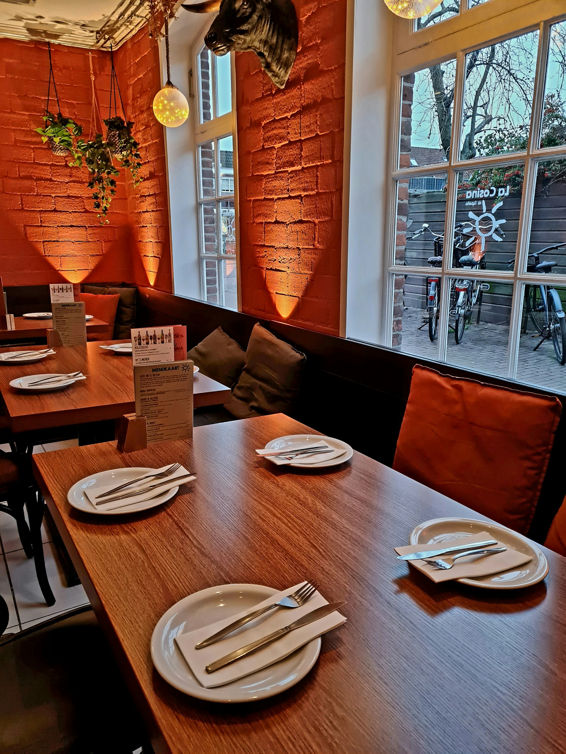 RESTOBAR / RESTAURANT TER OVERNAME IN IJSSELSTEIN – TERRAS MET 45 ZITPLAATSEN — foto 3 van 5