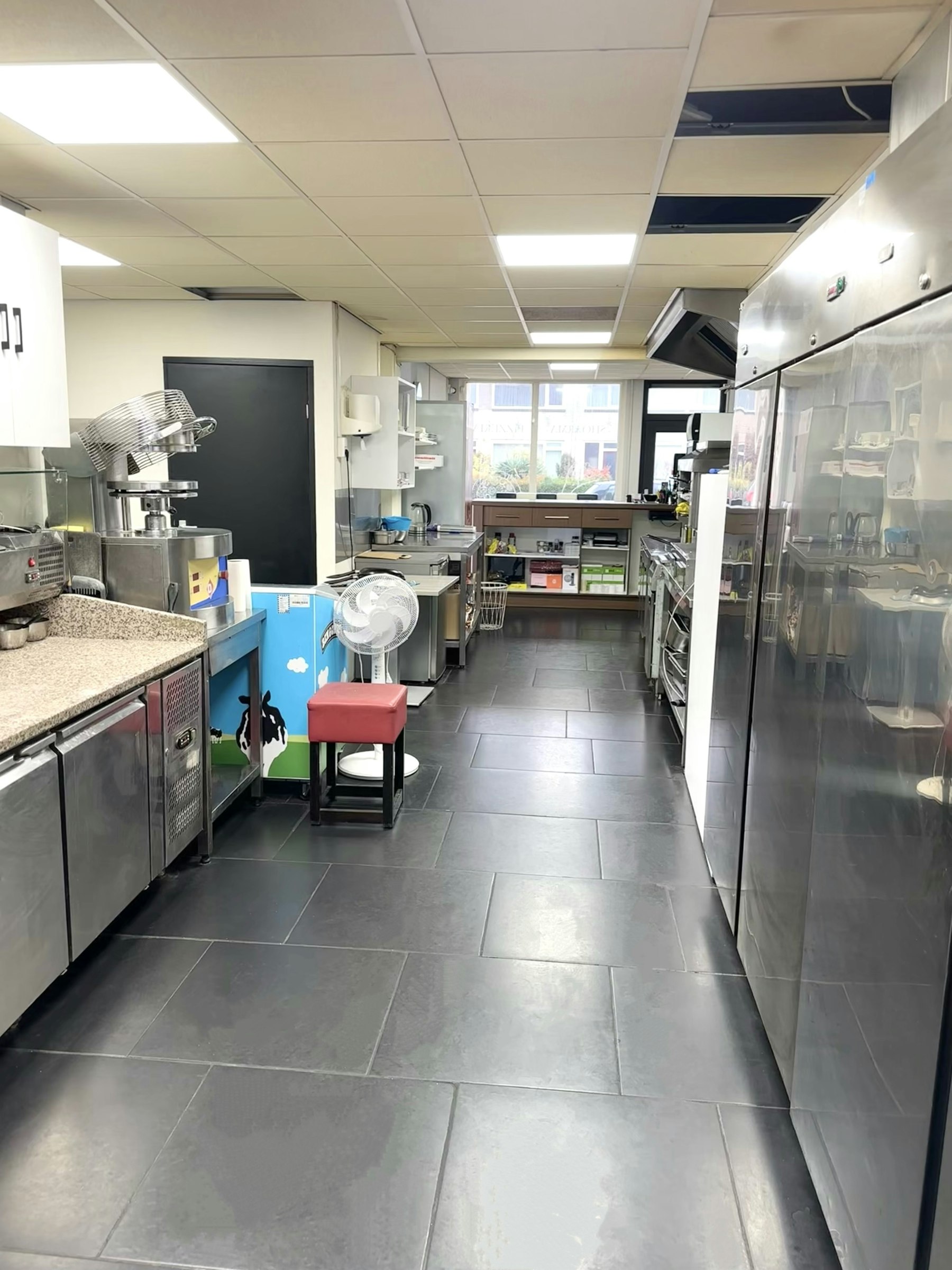PIZZERIA & SHOARMAZAAK TER OVERNAME IN WAALWIJK – INSTAPKLAAR EN VOLLEDIG INGERICHT — foto 6 van 9