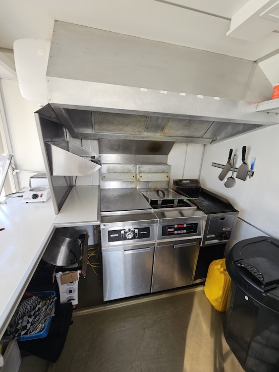 PROFESSIONELE FOODTRUCK TER OVERNAME IN ROTTERDAM – COMPLEET INGERICHT — foto 6 van 7