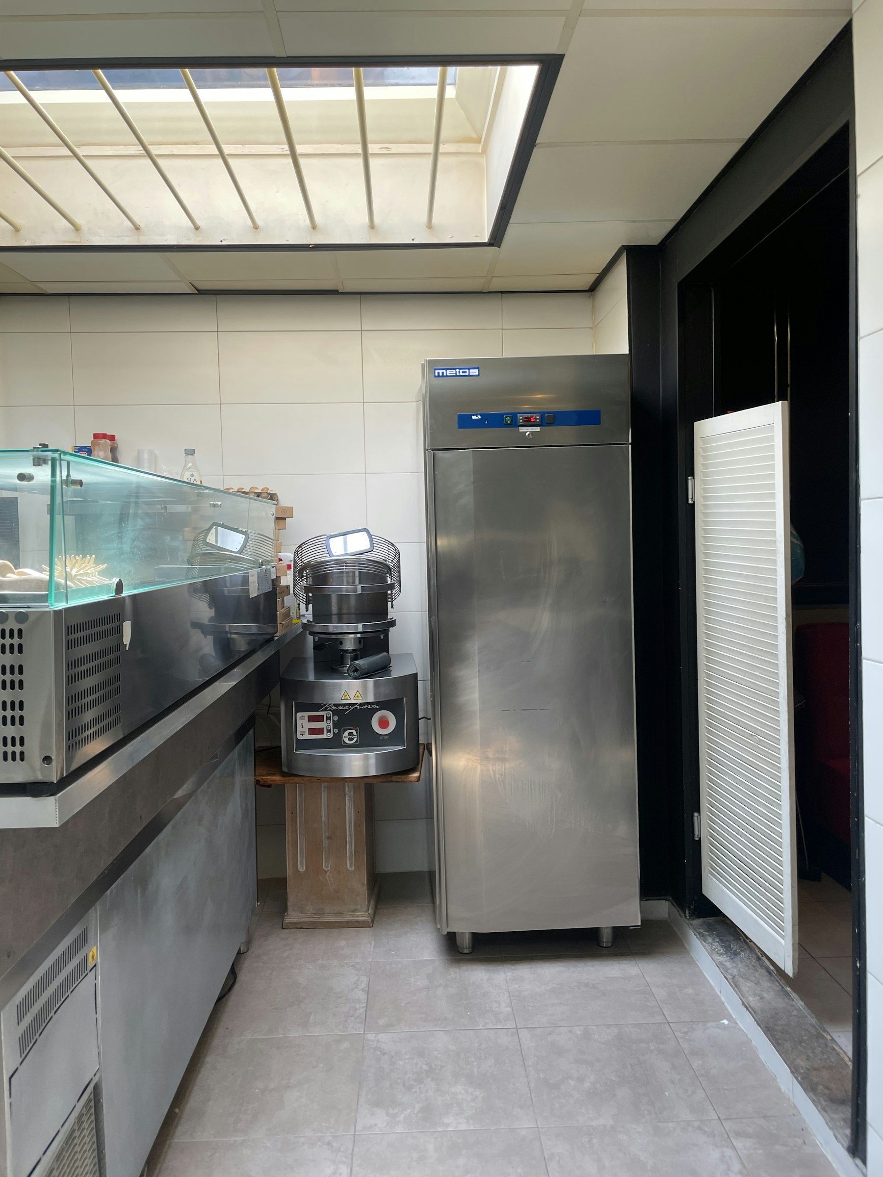 PIZZERIA & IJS SALON TER OVERNAME IN ’S-HERTOGENBOSCH – 140 M² EN COMPLETE BEZORGINFRASTRUCTUUR — foto 14 van 19