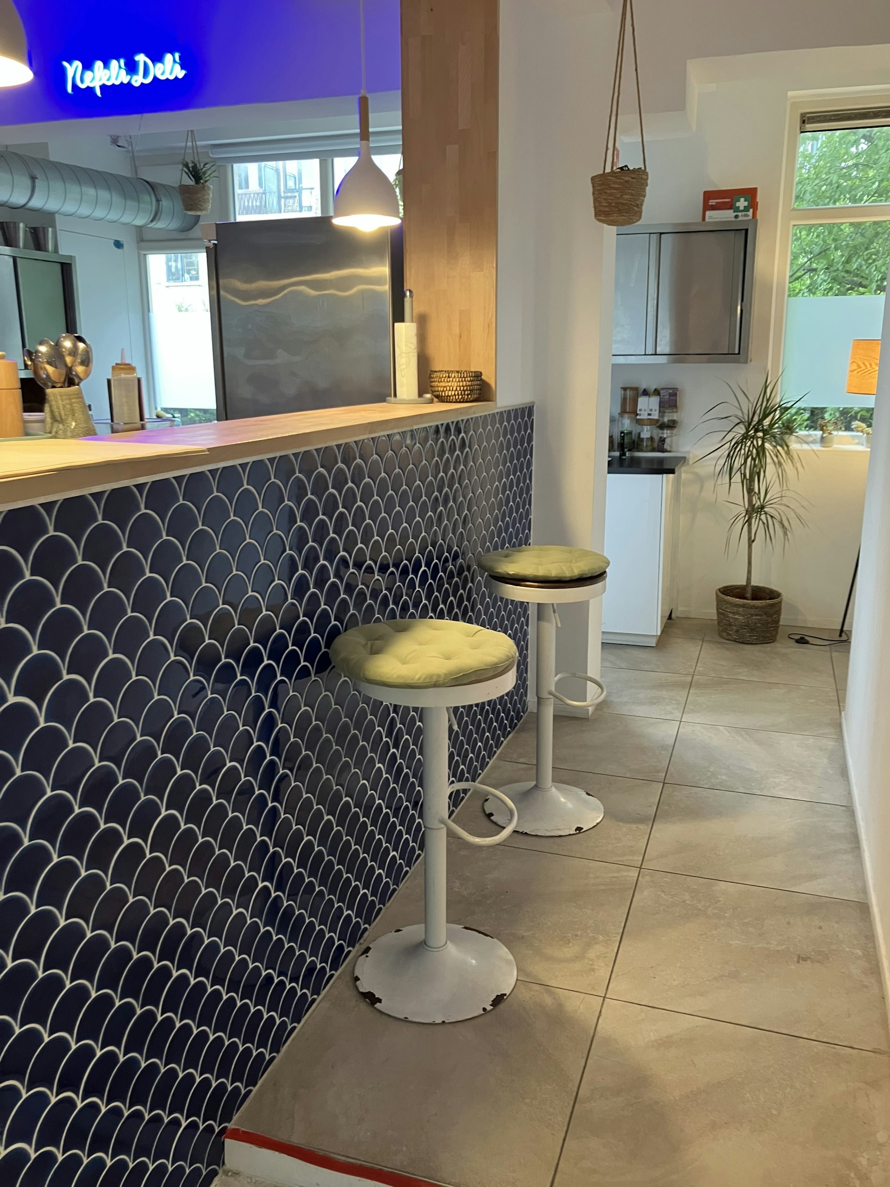 LUNCHROOM TER OVERNAME IN DEN HAAG – 180 M², 30 ZITPLAATSEN EN TERRAS — foto 10 van 21
