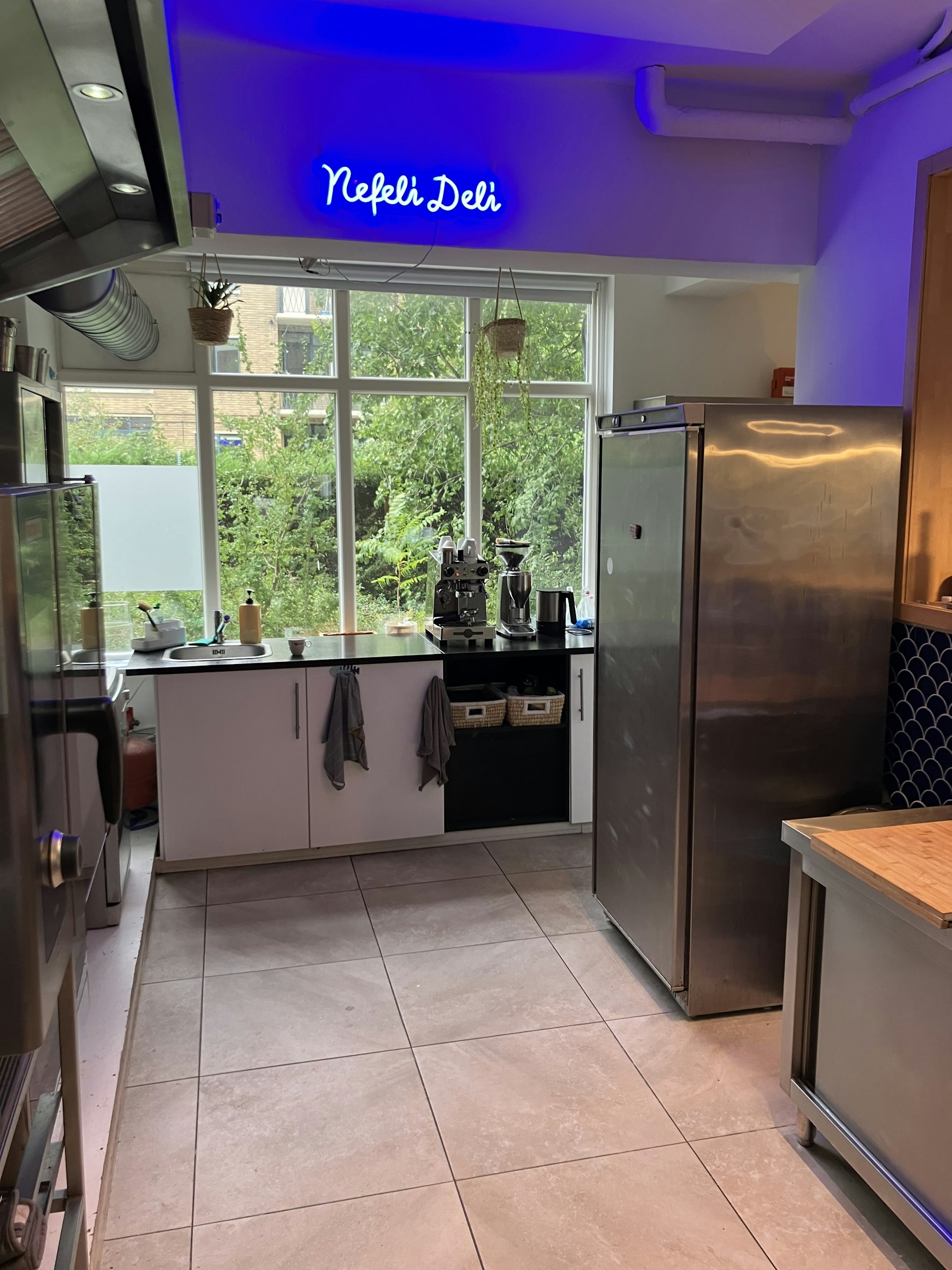 LUNCHROOM TER OVERNAME IN DEN HAAG – 180 M², 30 ZITPLAATSEN EN TERRAS — foto 11 van 21
