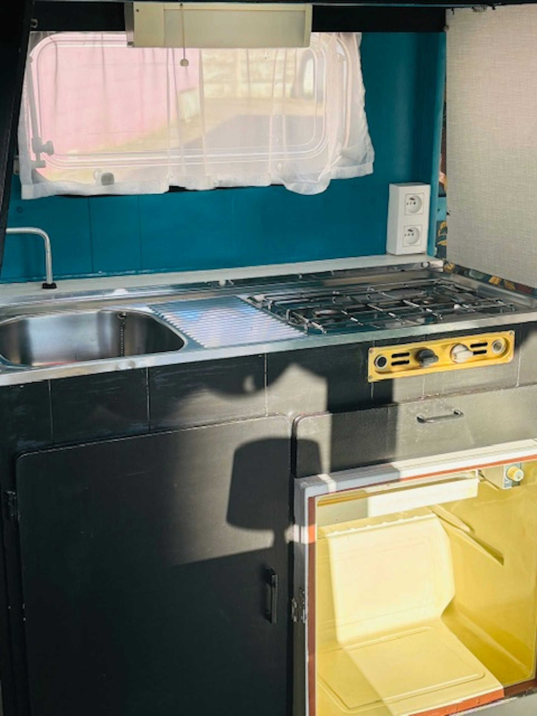 FOODTRUCK-CARAVAN TER OVERNAME IN ANTWERPEN – CHATEAU UIT 1974 — foto 6 van 8