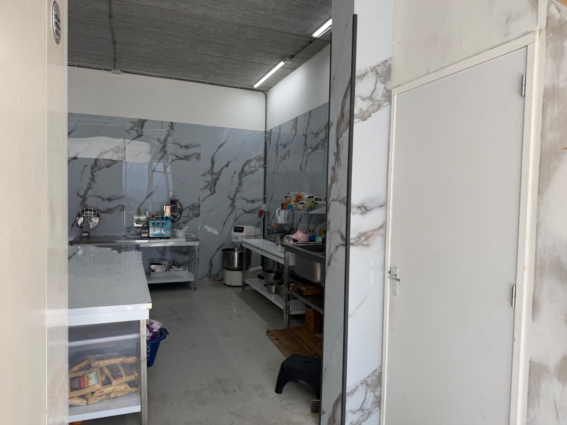 CATERINGLOCATIE TER OVERNAME IN ALMERE – 90 M² EN €35.000 OVERNAMEPRIJS — foto 2 van 14