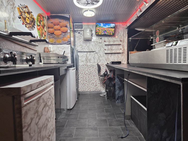 VOLLEDIG INGERICHTE FOODTRUCK TER OVERNAME IN HOORN – FIAT 230 — foto 4 van 4