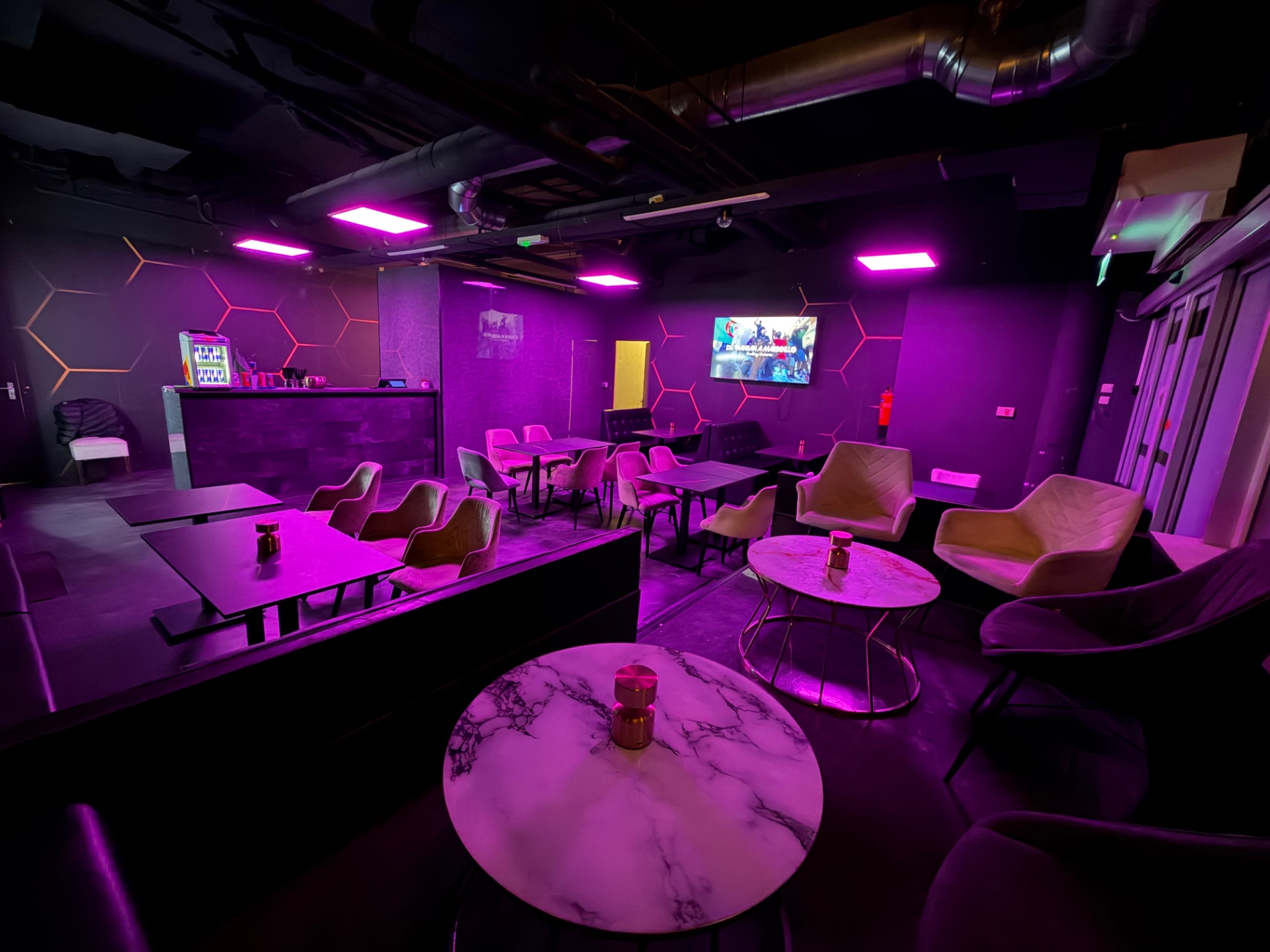 SHISHA LOUNGE TER OVERNAME IN ALMERE – 24-UURSVERGUNNING EN €220.000 OMZET — foto 4 van 11
