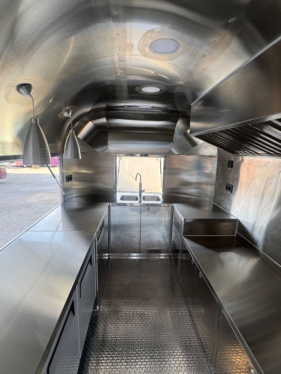 AIRSTREAM FOOD TRAILER TER OVERNAME IN WERKENDAM – NIEUW EN DIRECT INZETBAAR — foto 5 van 10