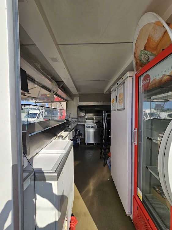 PROFESSIONELE FOODTRUCK TER OVERNAME IN ROTTERDAM – COMPLEET INGERICHT — foto 5 van 7