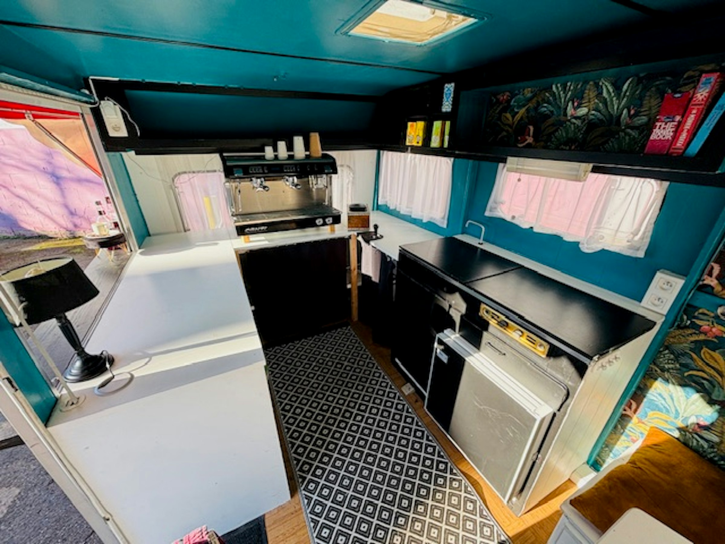 FOODTRUCK-CARAVAN TER OVERNAME IN ANTWERPEN – CHATEAU UIT 1974 — foto 4 van 8