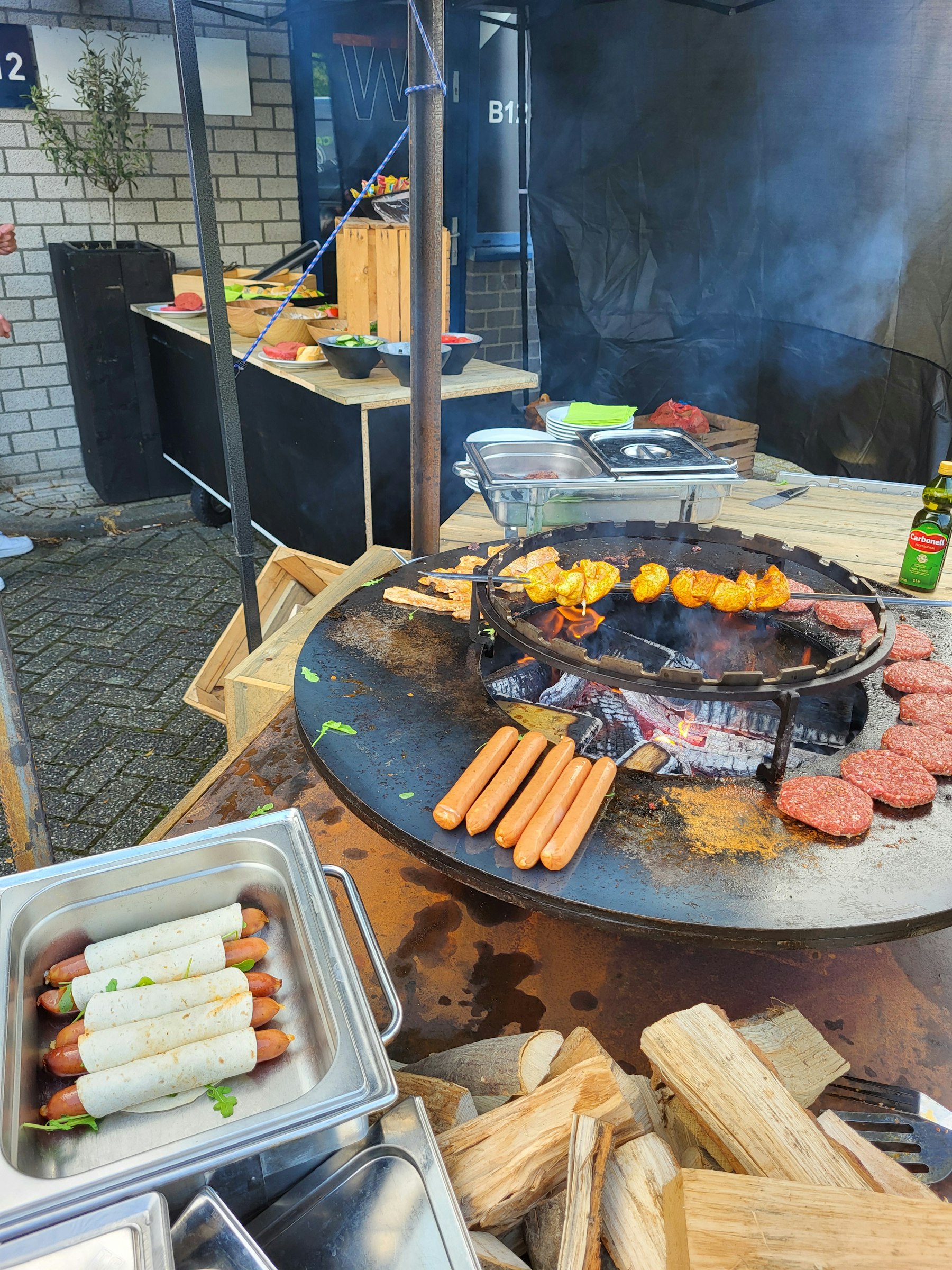 CATERINGBEDRIJF MET FOODTRUCK TER OVERNAME IN SLIEDRECHT — foto 2 van 2